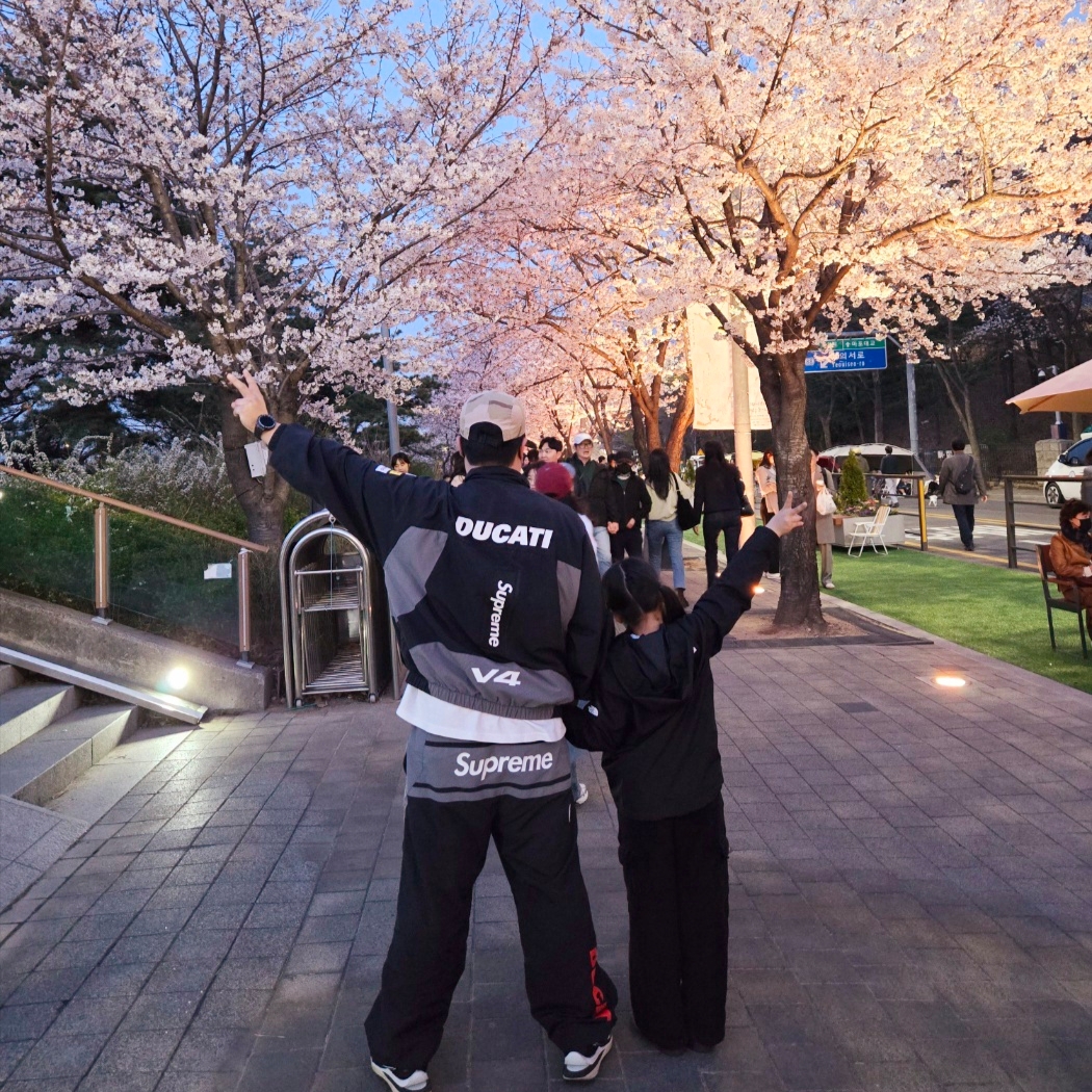 Supreme x Ducati Track Jacket Black - 24SS, Supreme x Ducati Track Pants Black - 24SS 착용 스타일
