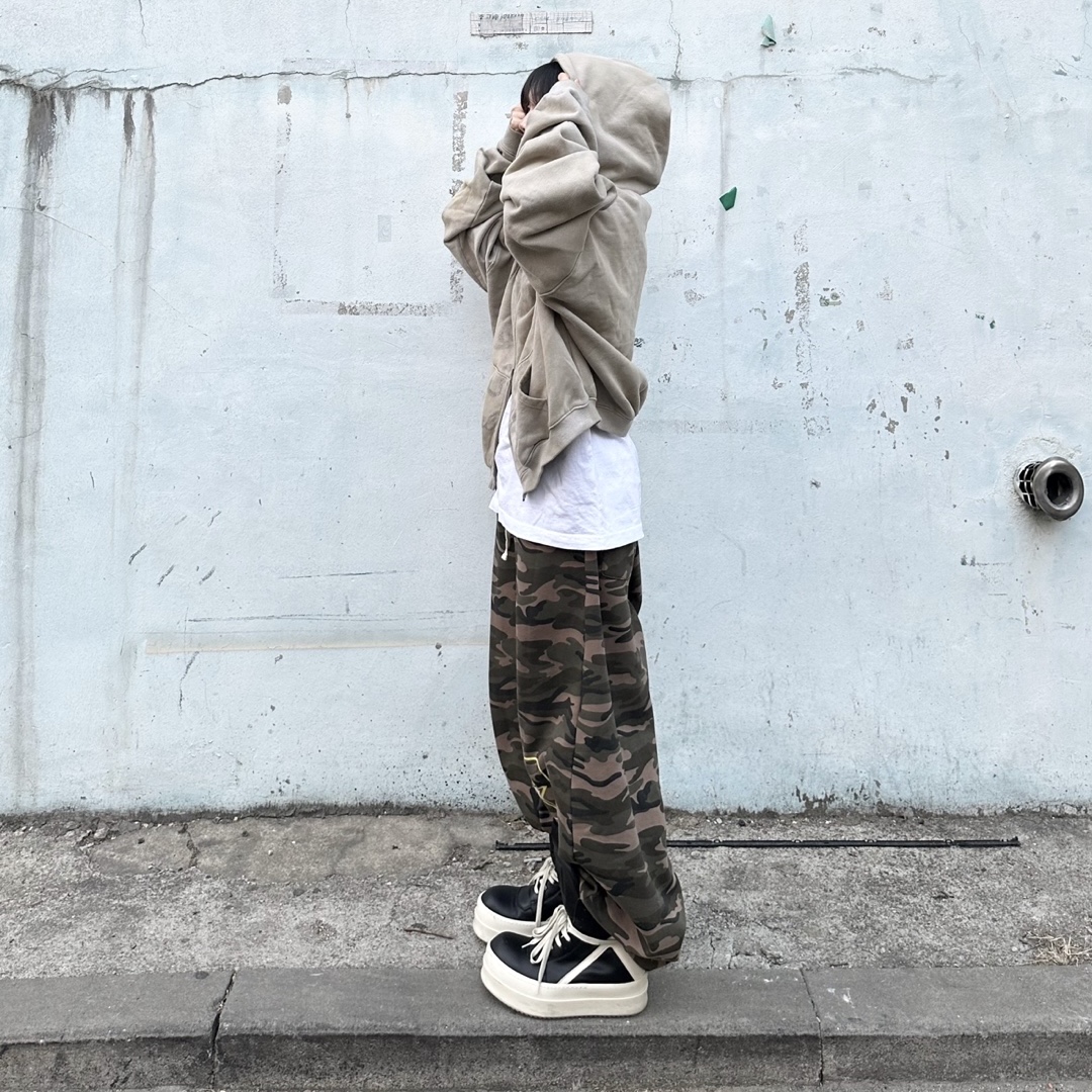 Rick Owens Hollywood Mega Bumper Geobasket in Full Grain Calf Leather Black Milk 착용 스타일 - 5
