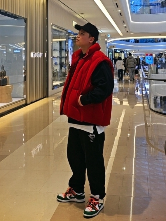 Nike x Off-White Dunk Low Pine Green, Louis Vuitton Monogram Velvet Cap Black 착용 스타일