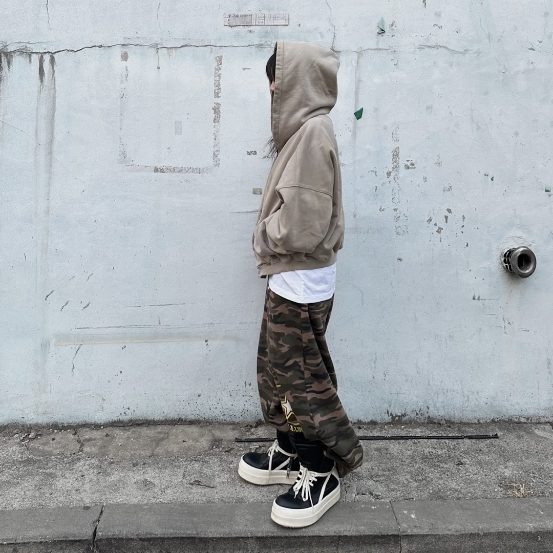 Rick Owens Hollywood Mega Bumper Geobasket in Full Grain Calf Leather Black Milk 착용 스타일 - 6