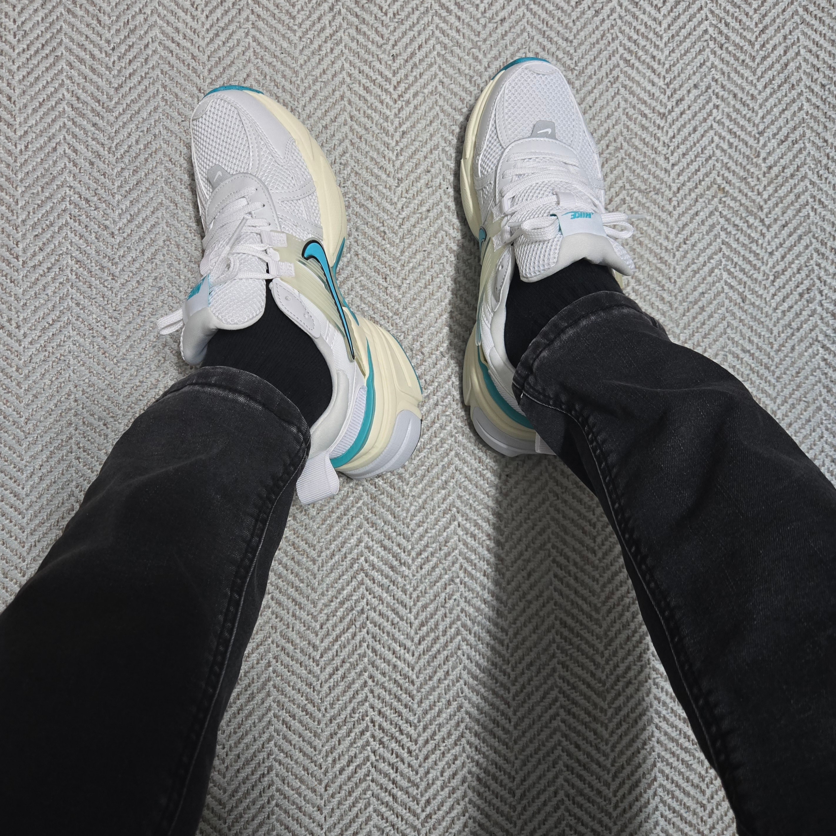 Nike V2K Run White Coconut Milk 착용 스타일 - 3