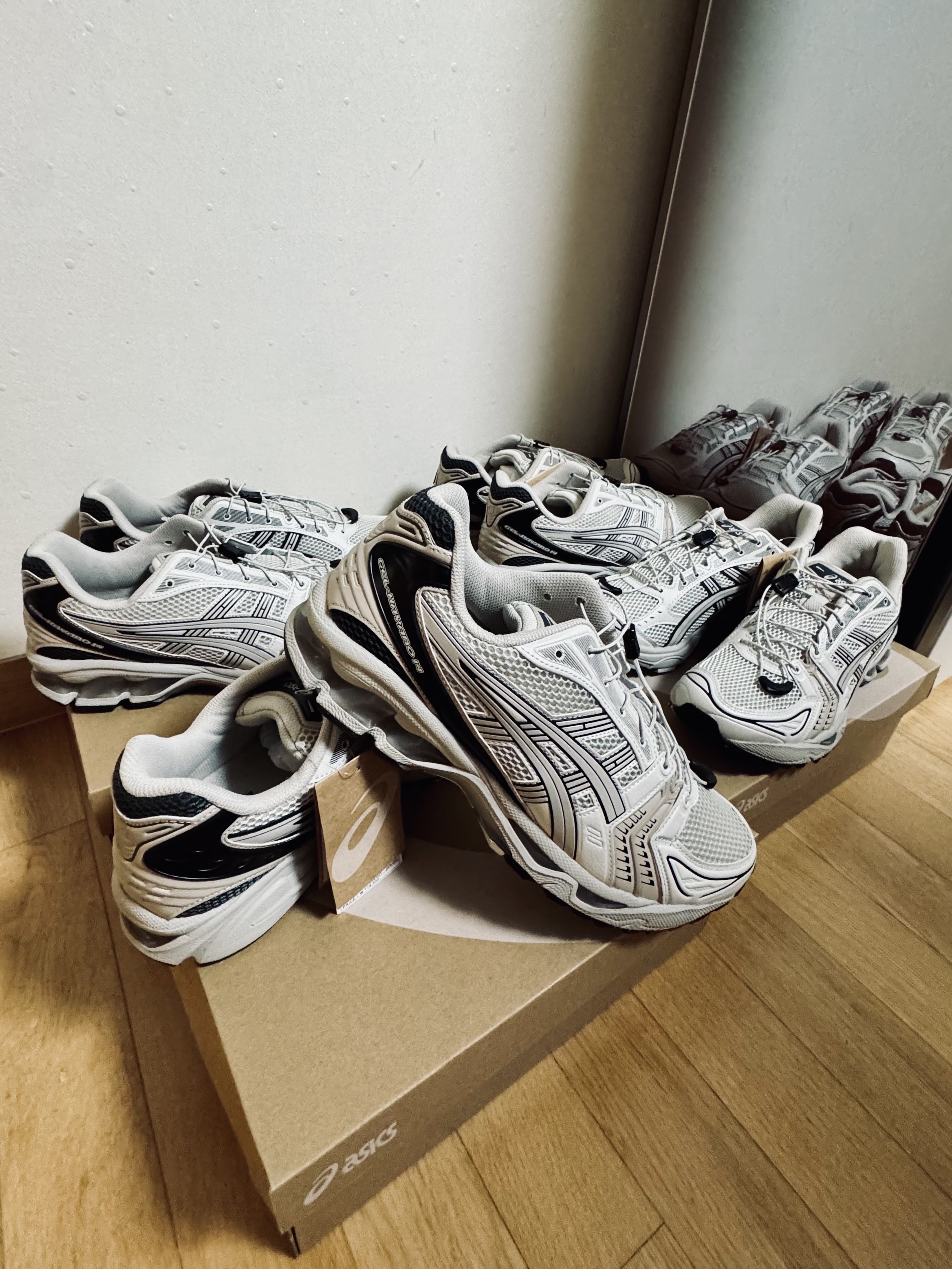 Asics Unlimited Gel-Kayano 14 Smoke Grey 착용 스타일