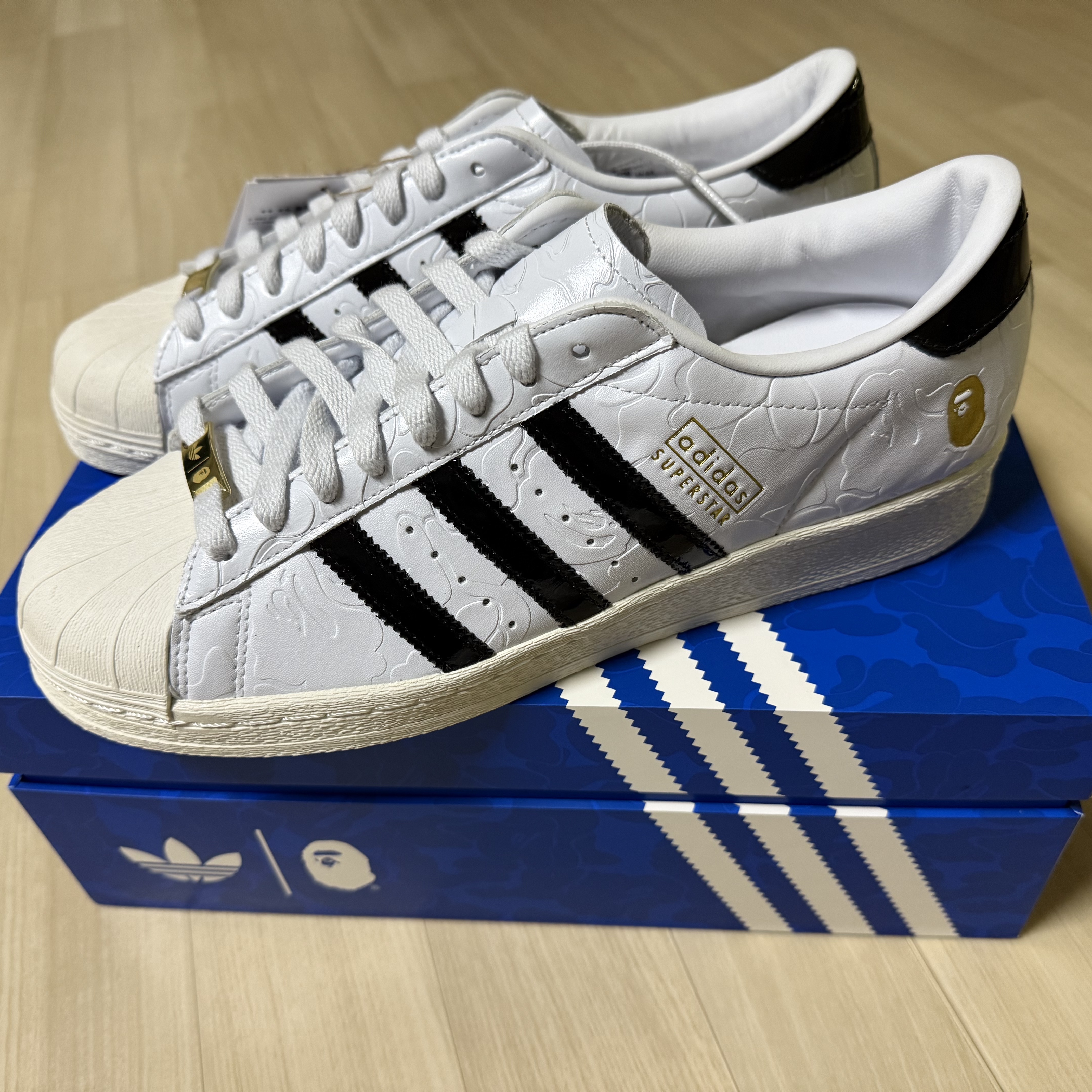 Adidas x BAPE Superstar Vintage Cloud White Core Black 착용 스타일 - 1