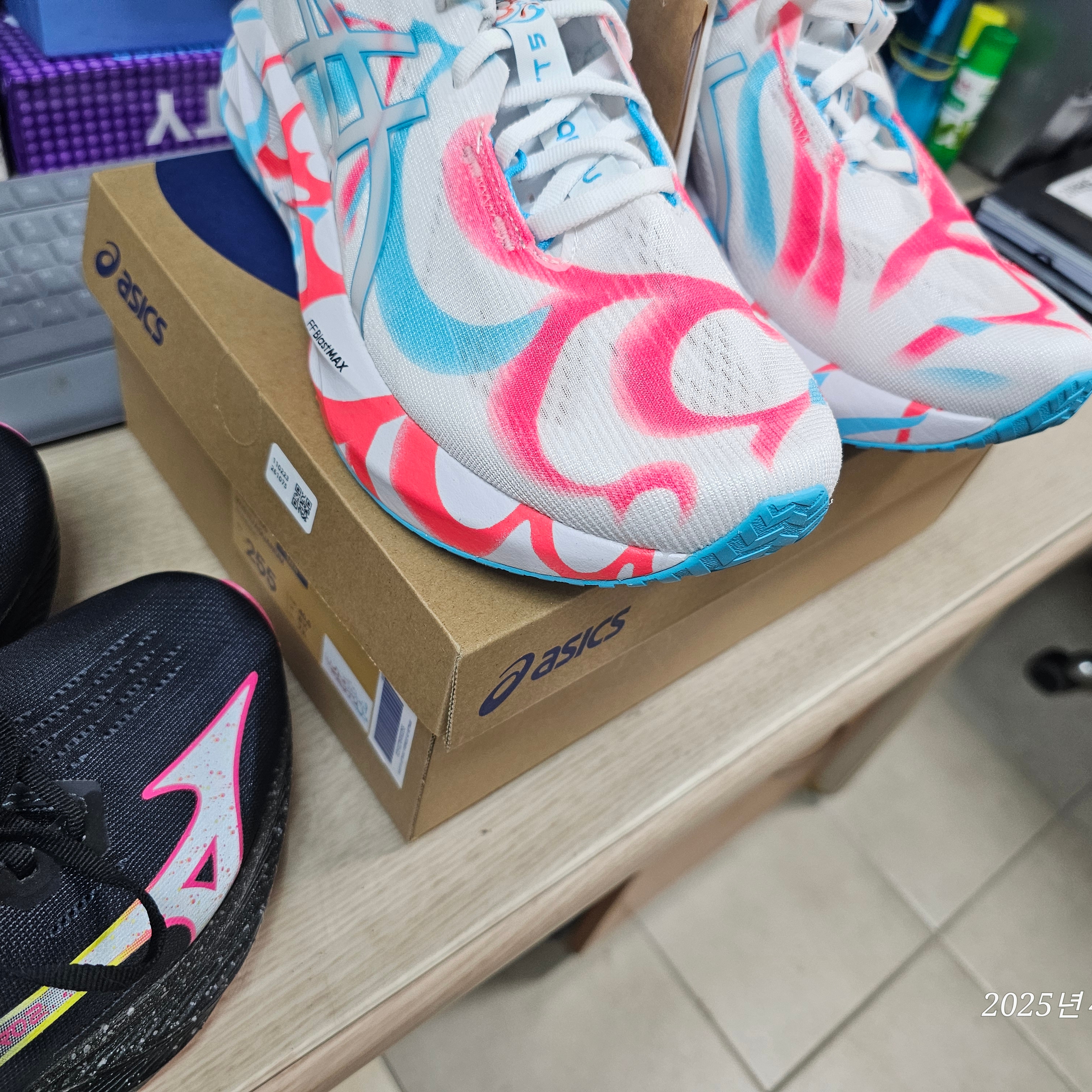 Asics Novablast 5 Tokyo White Aquarium 착용 스타일 - 1