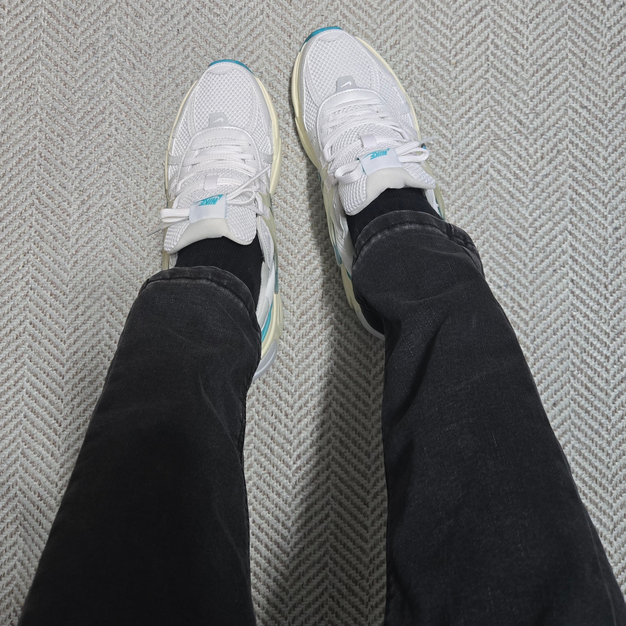 Nike V2K Run White Coconut Milk 착용 스타일 - 2