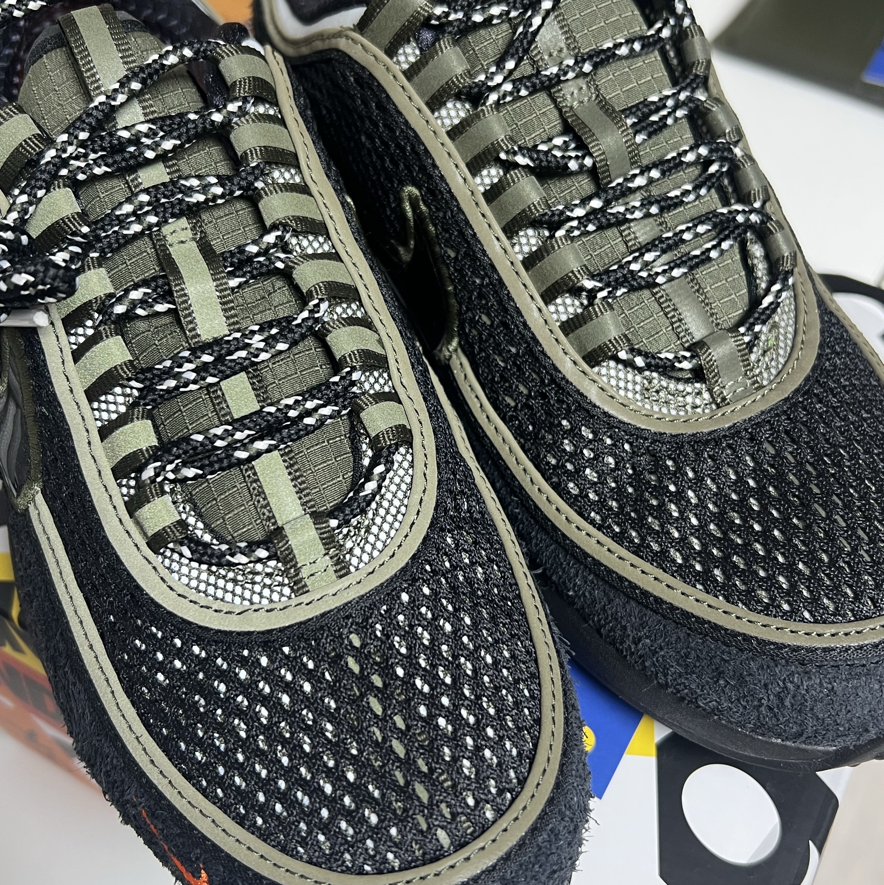 Nike x Undefeated Air Zoom Spiridon Cargokhaki Black 착용 스타일 - 1