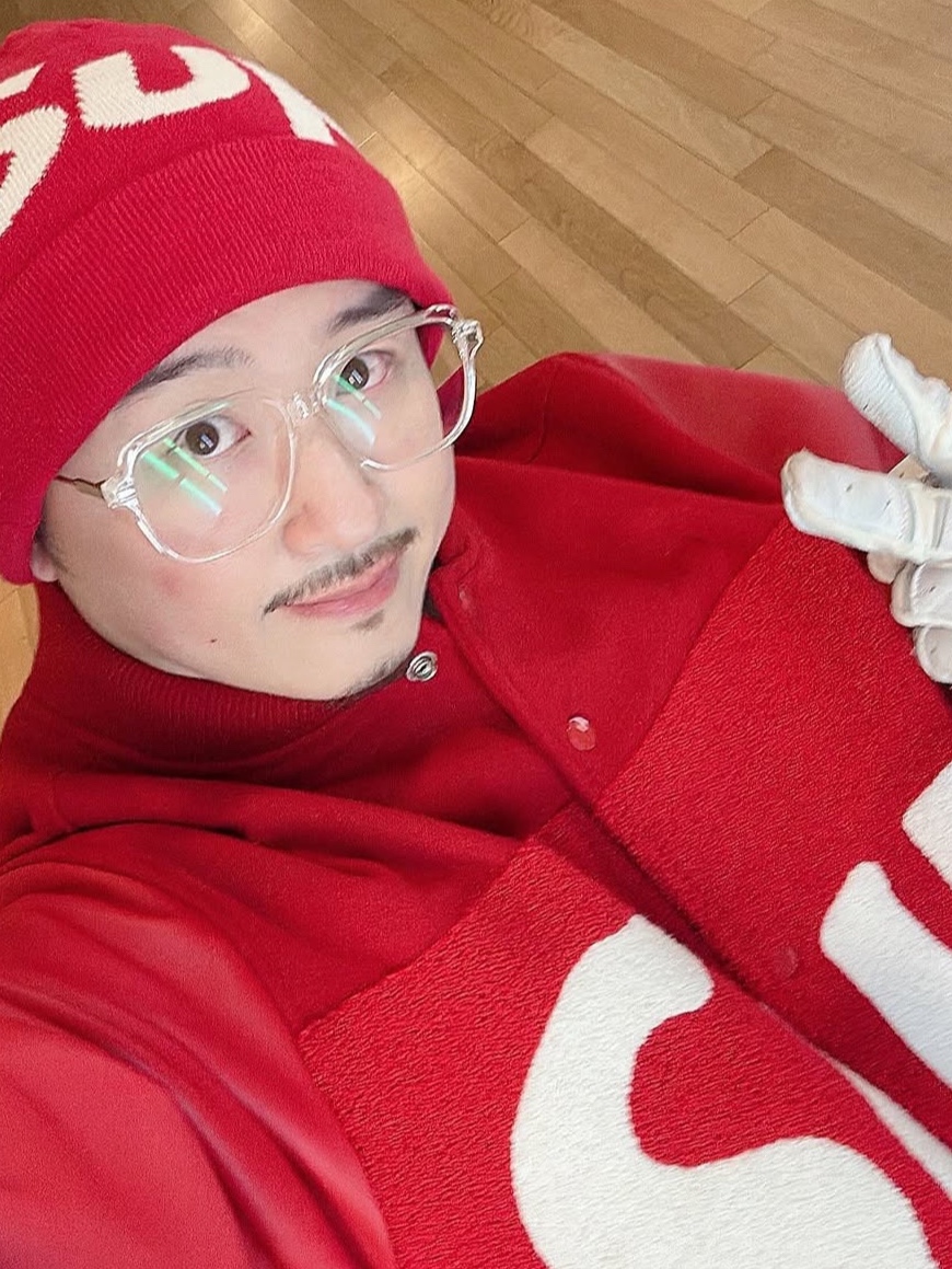Supreme Big Logo Chenille Varsity Jacket Red - 24SS, Supreme Big Logo Beanie Red - 23FW 착용 스타일 - 2