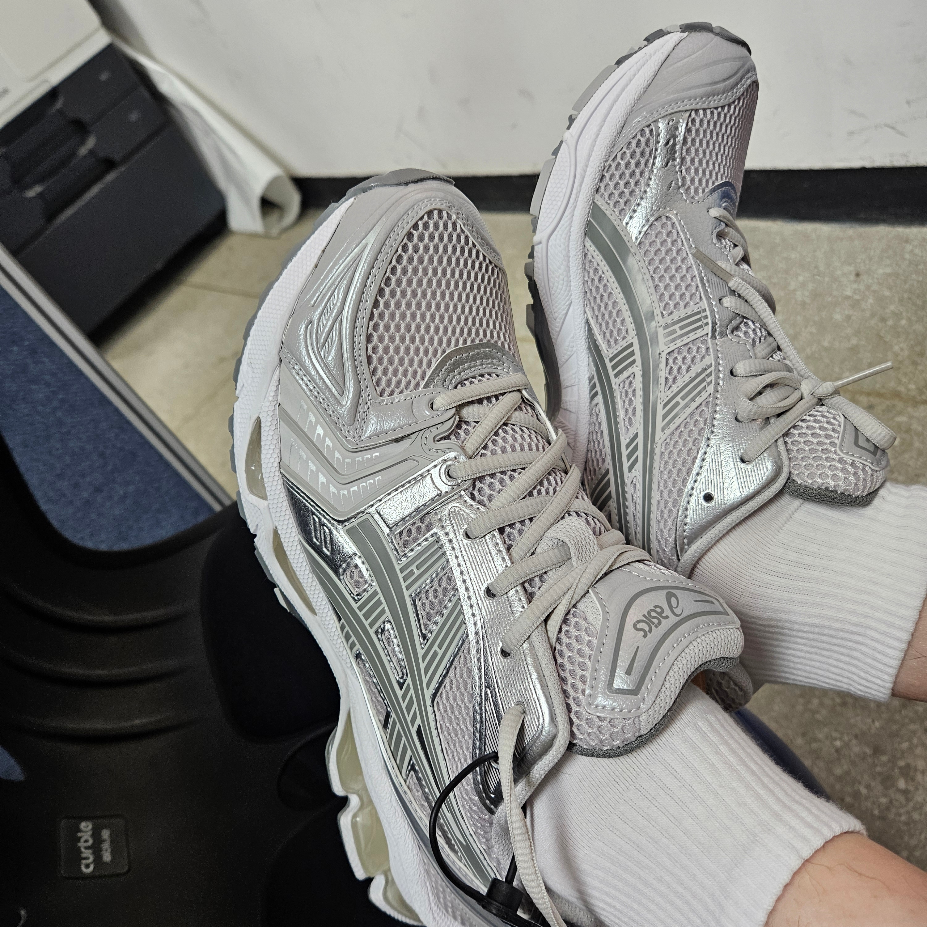 (W) Asics Gel-Kayano 14 Cloud Grey Clay Grey 착용 스타일 - 3