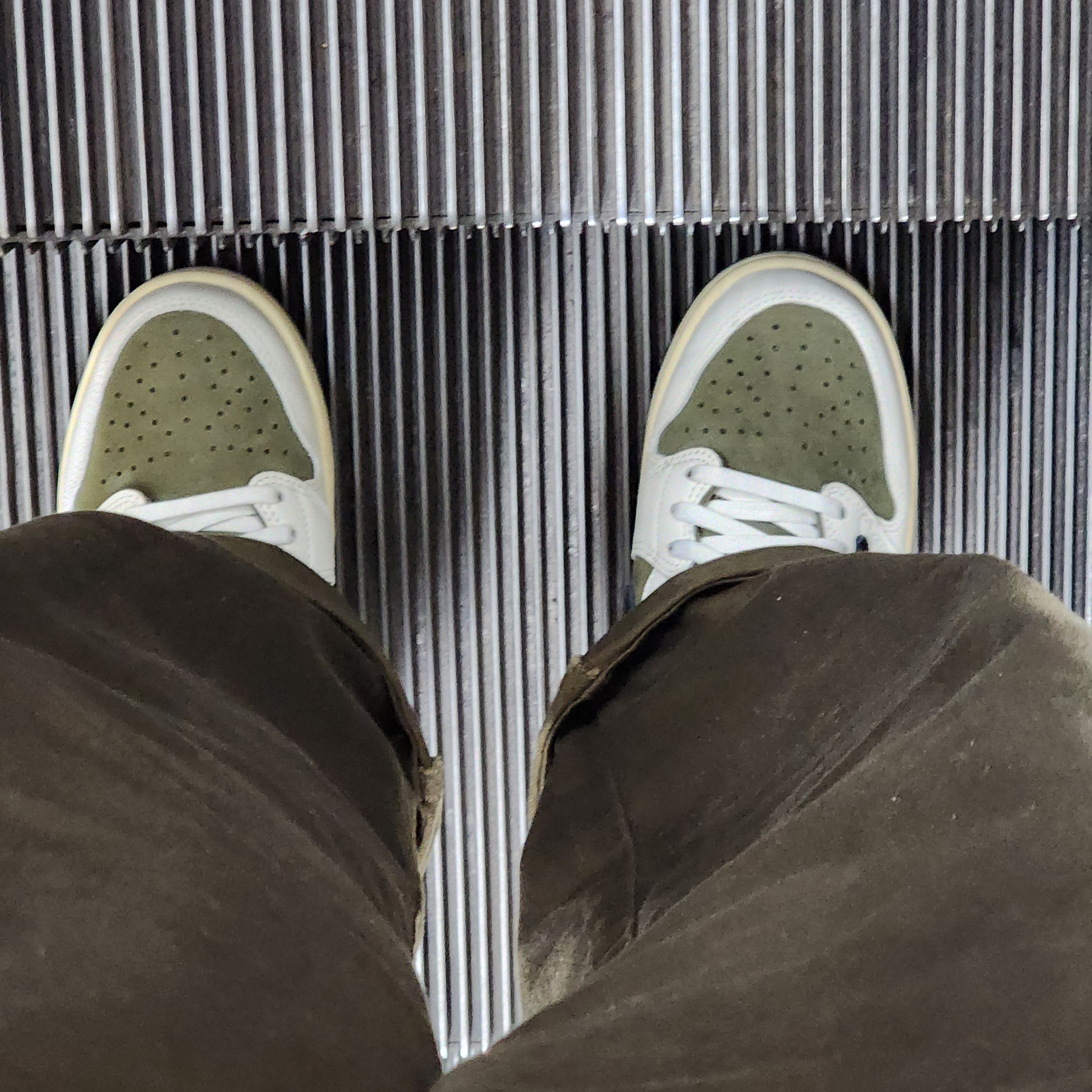 Jordan 1 x Travis Scott Retro Low OG SP Reverse Olive 착용 스타일