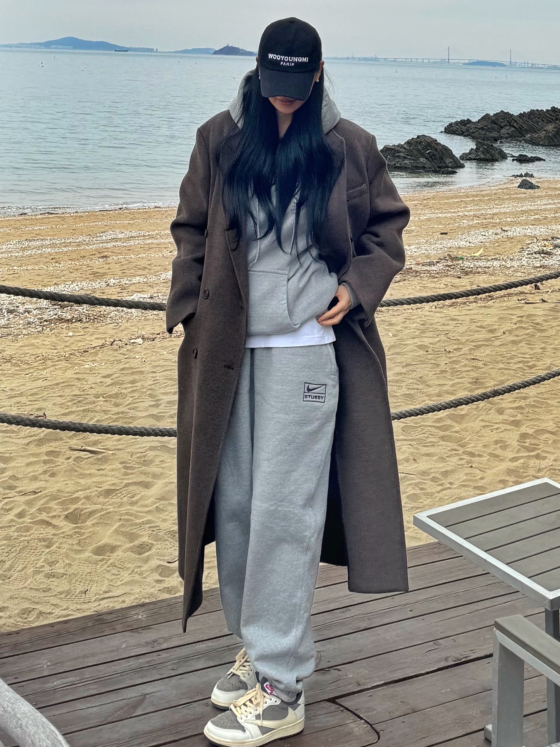 Jordan 1 x Travis Scott Retro Low OG SP Sail and Ridgerock, Nike x Stussy NRG RA Pullover Hoodie Dark Grey Heather (DJ9488-063) 착용 스타일 - 1