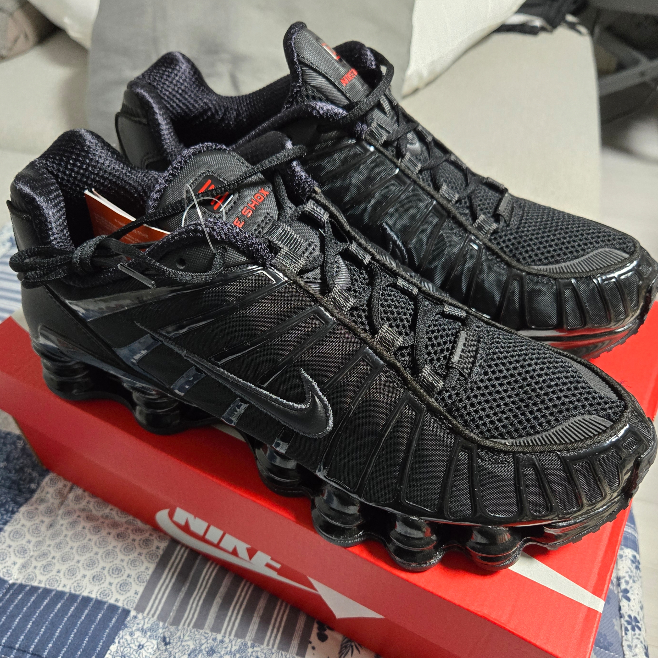 Nike Shox TL Black Metallic Hematite 착용 스타일