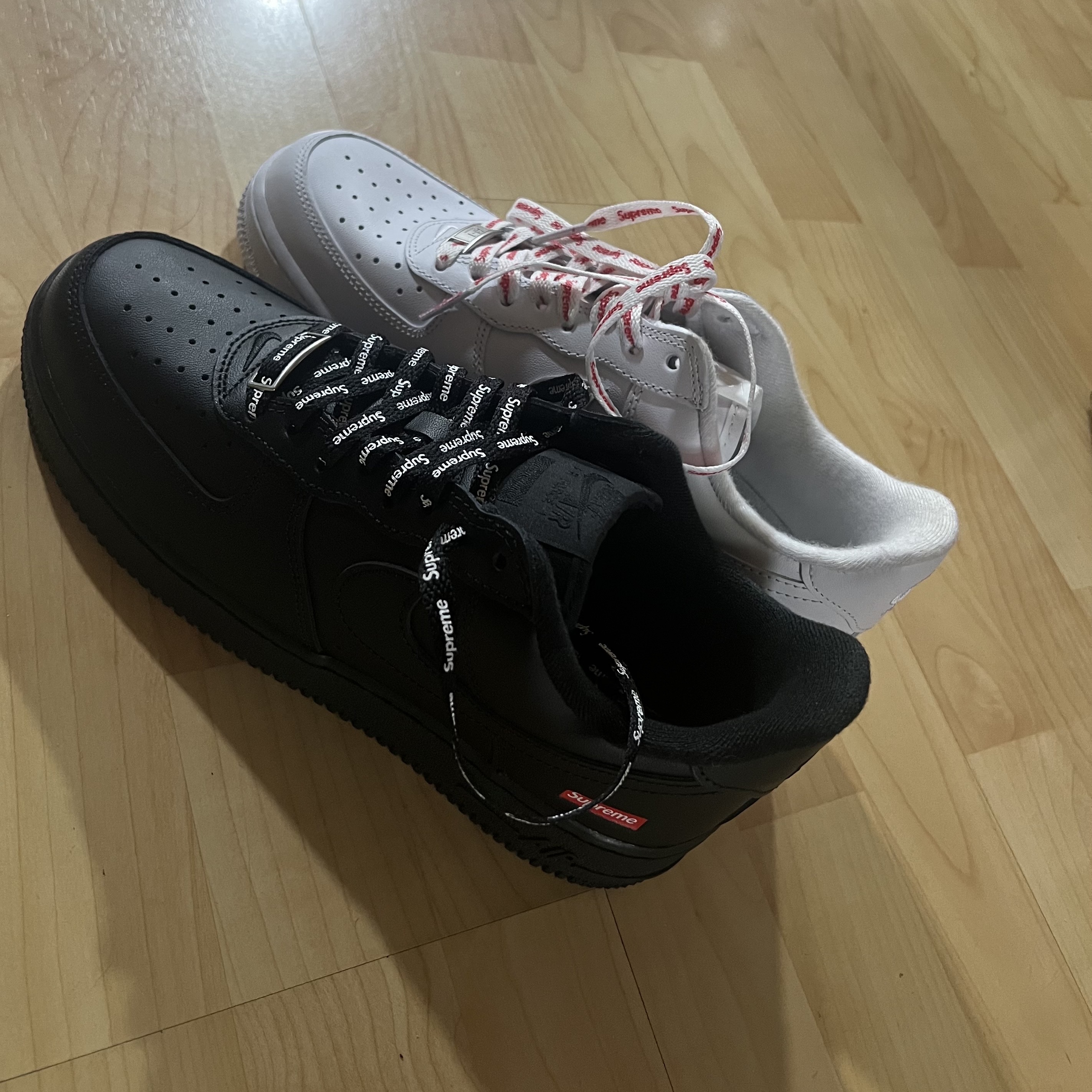 Nike x Supreme Air Force 1 Low Black, Nike x Supreme Air Force 1 Low White 착용 스타일 - 2