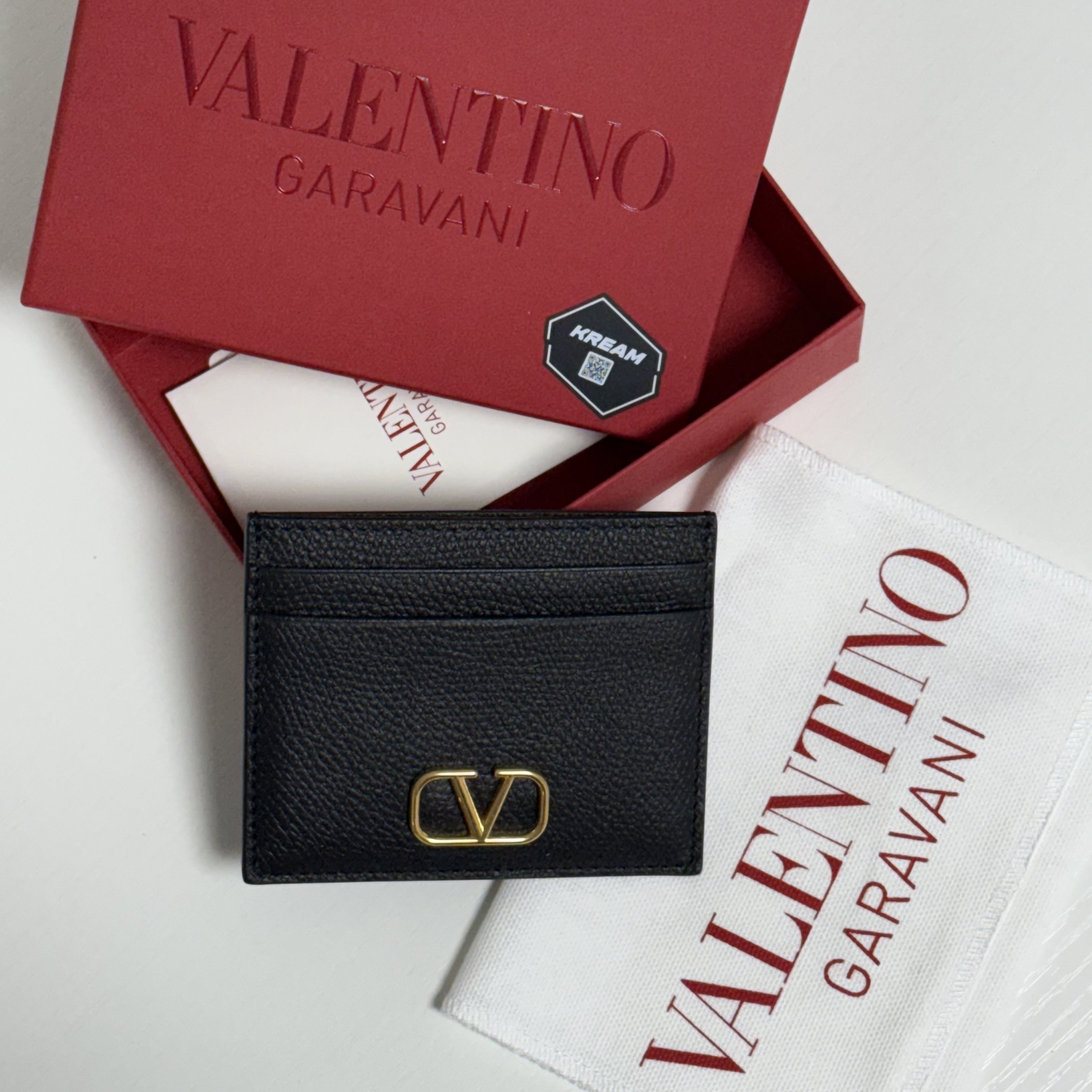 Valentino Vlogo Signature Grainy Calfskin Card Holder Black 착용 스타일