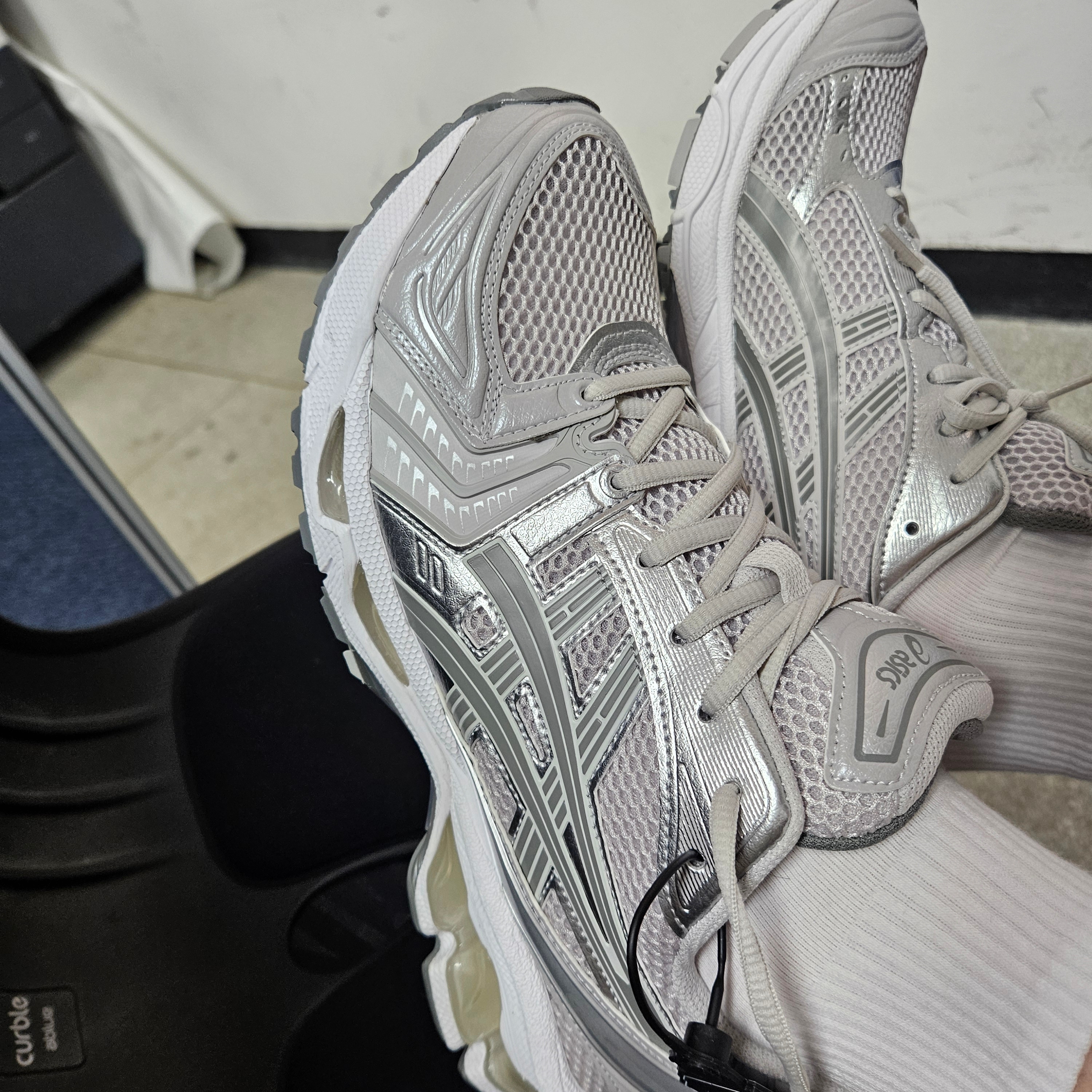 (W) Asics Gel-Kayano 14 Cloud Grey Clay Grey 착용 스타일 - 1