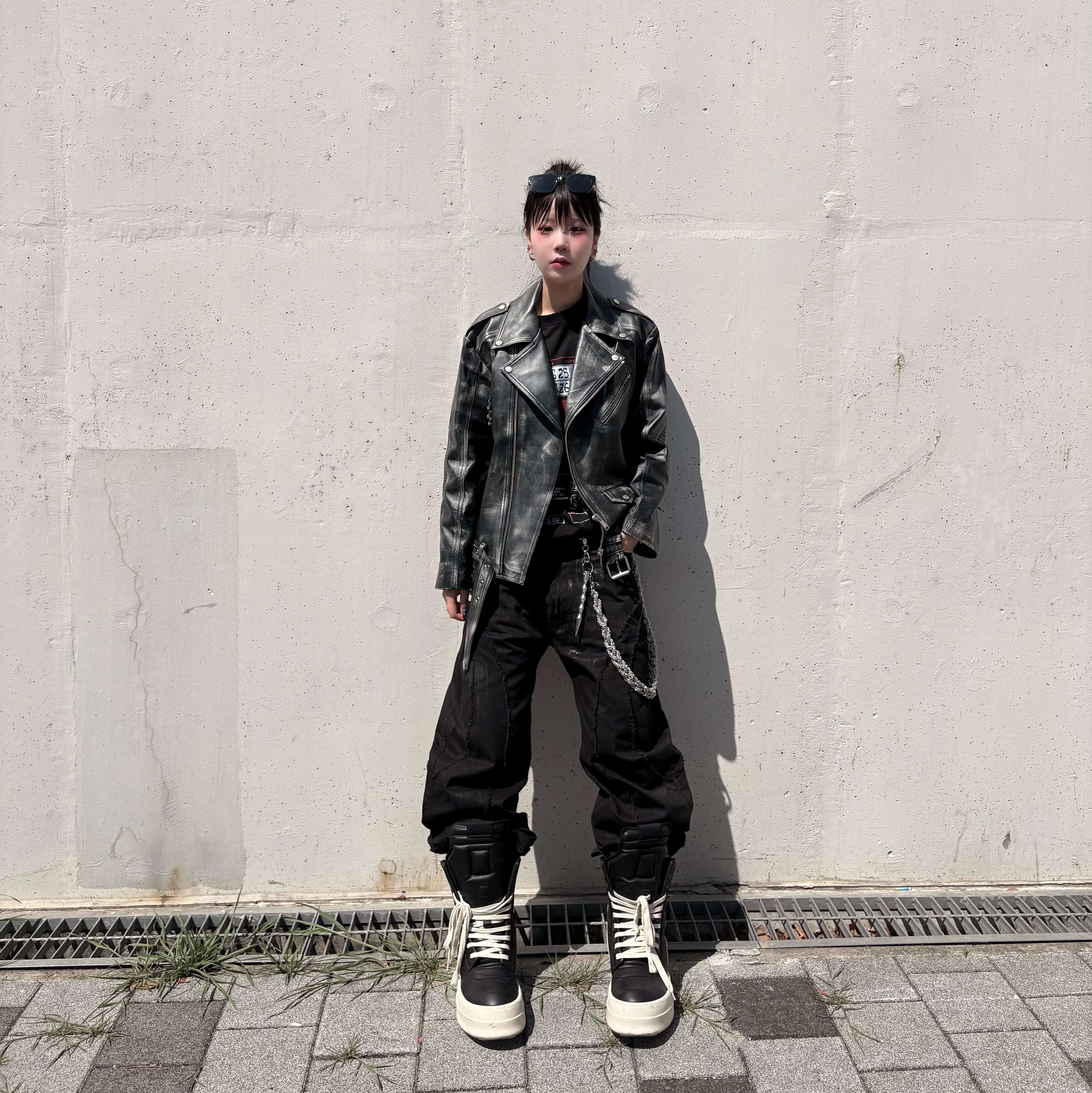 Rick Owens Hollywood Mega Bumper Geobasket in Full Grain Calf Leather Black Milk 착용 스타일 - 3