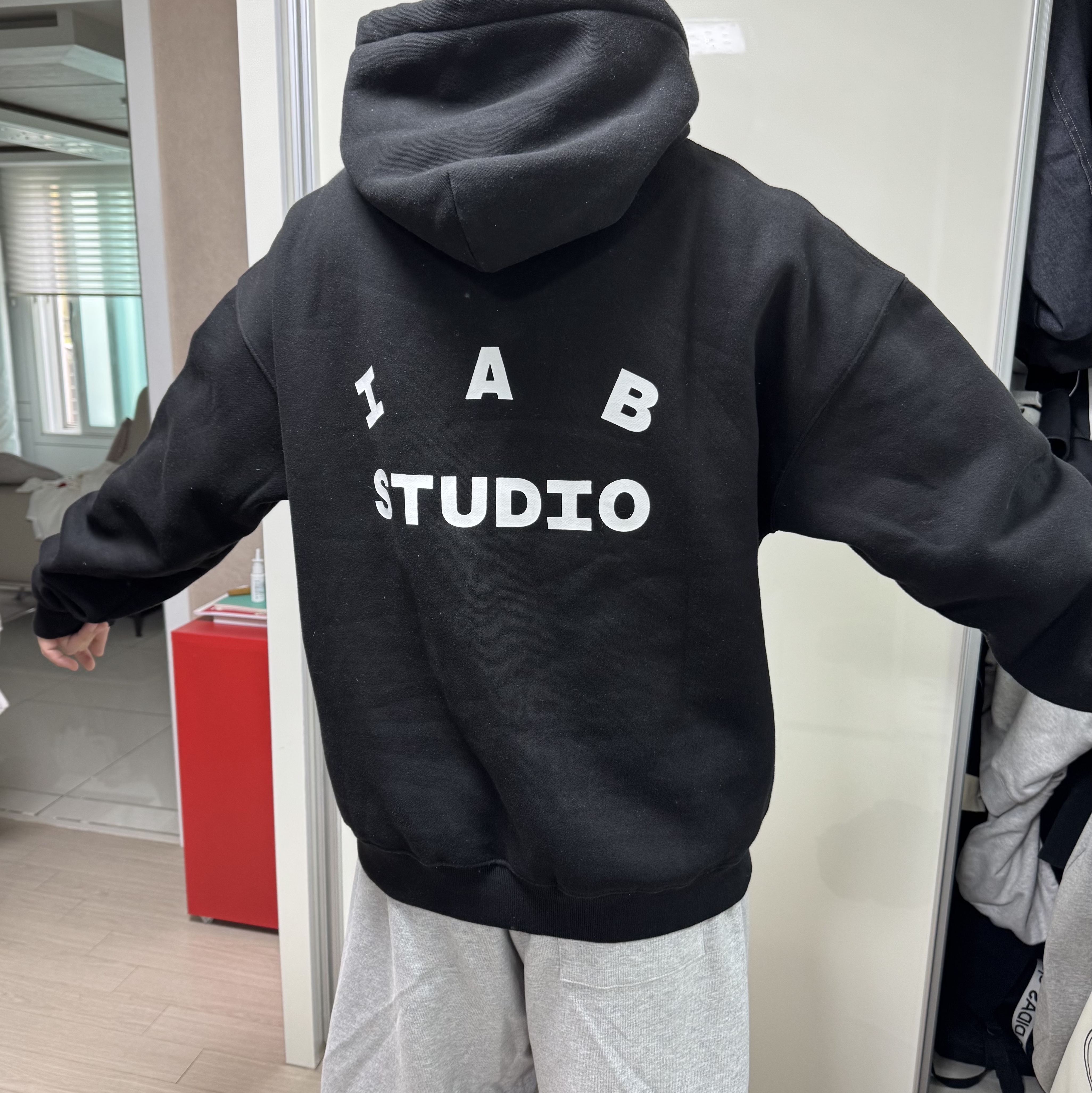 IAB Studio Hoodie Black 착용 스타일 - 3