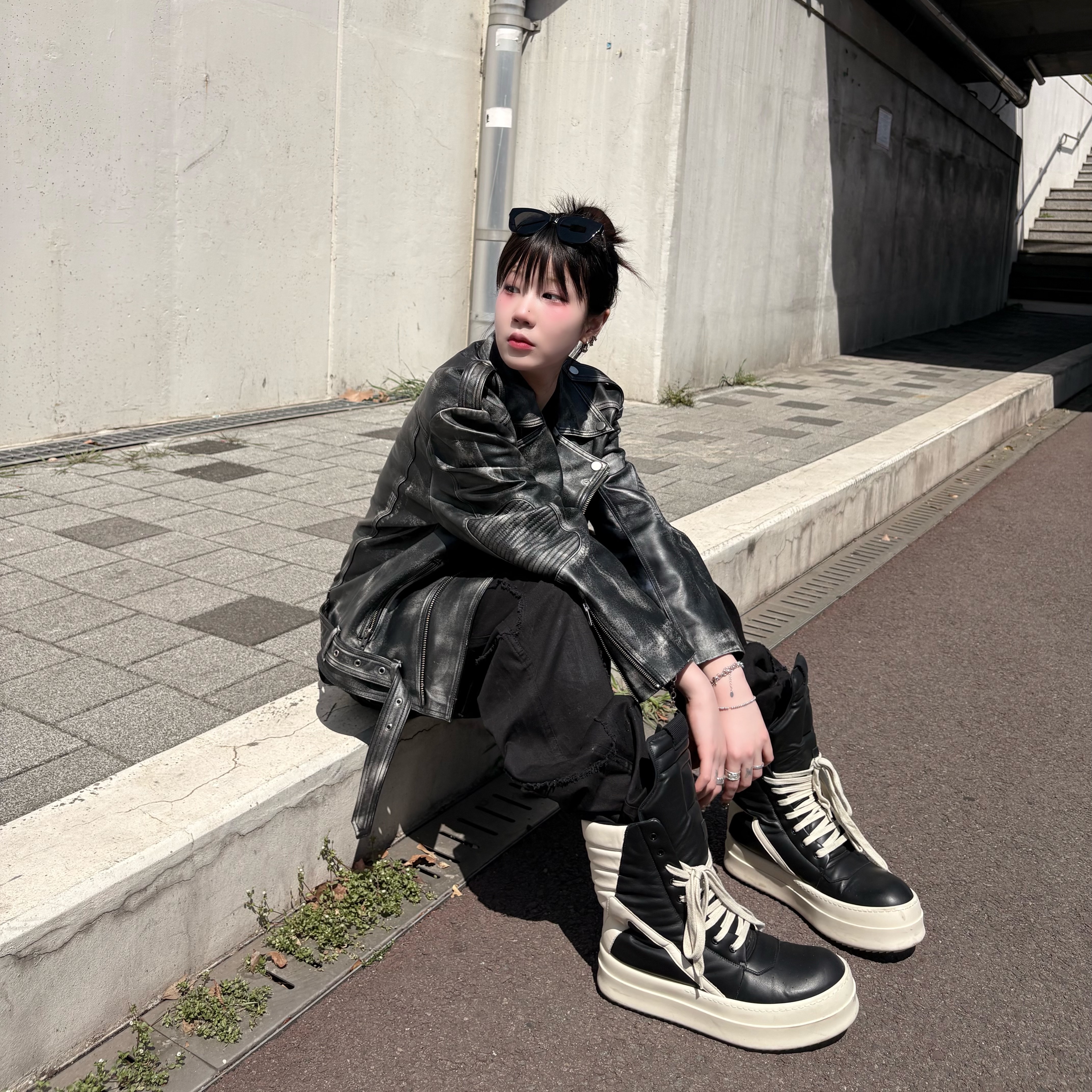 Rick Owens Hollywood Mega Bumper Geobasket in Full Grain Calf Leather Black Milk 착용 스타일 - 1