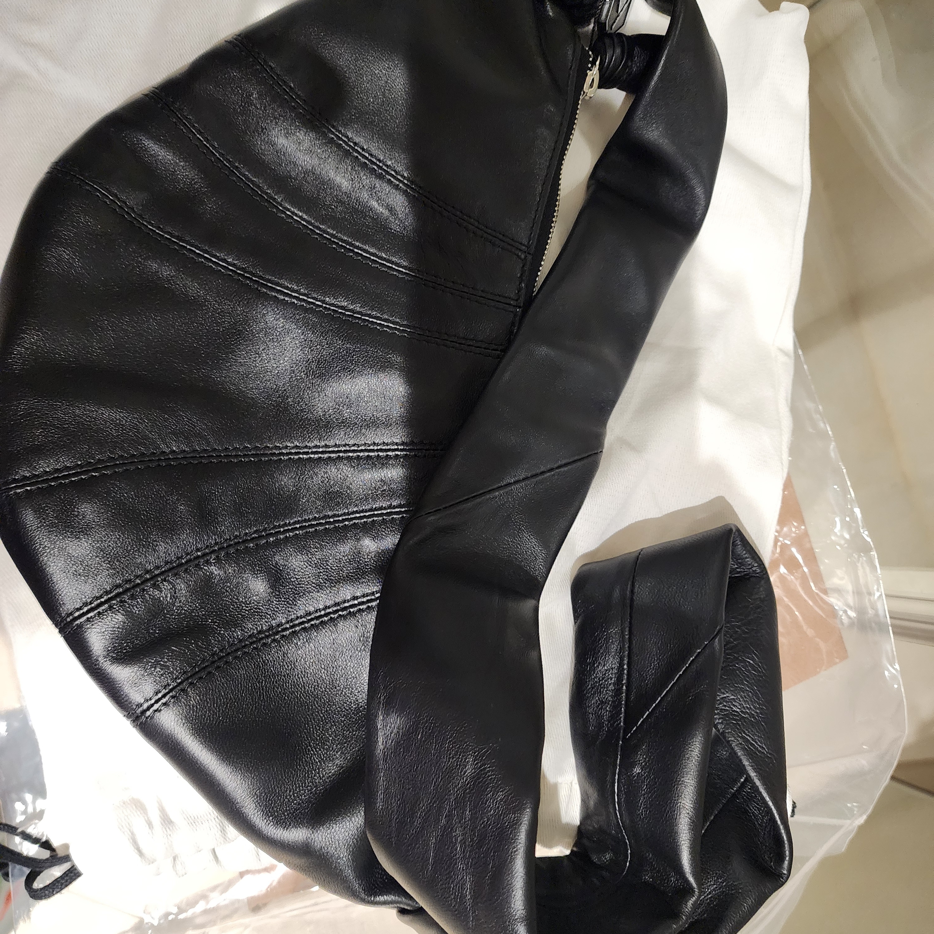 Lemaire Small Croissant Bag Soft Nappa Leather Black 착용 스타일