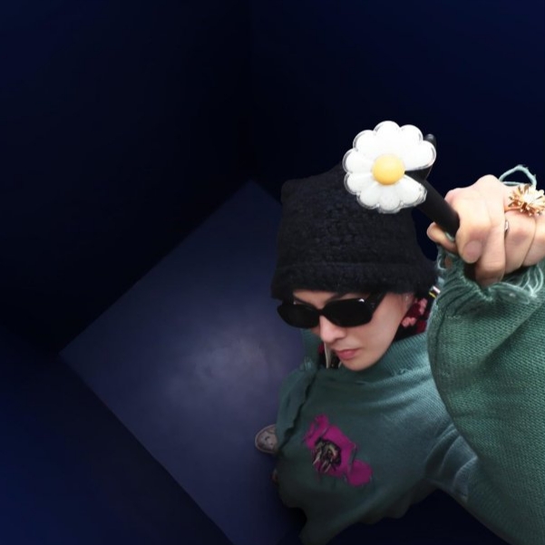 G-DRAGON Ubermensch Official Mini Light Keyring 착용 스타일 - 1