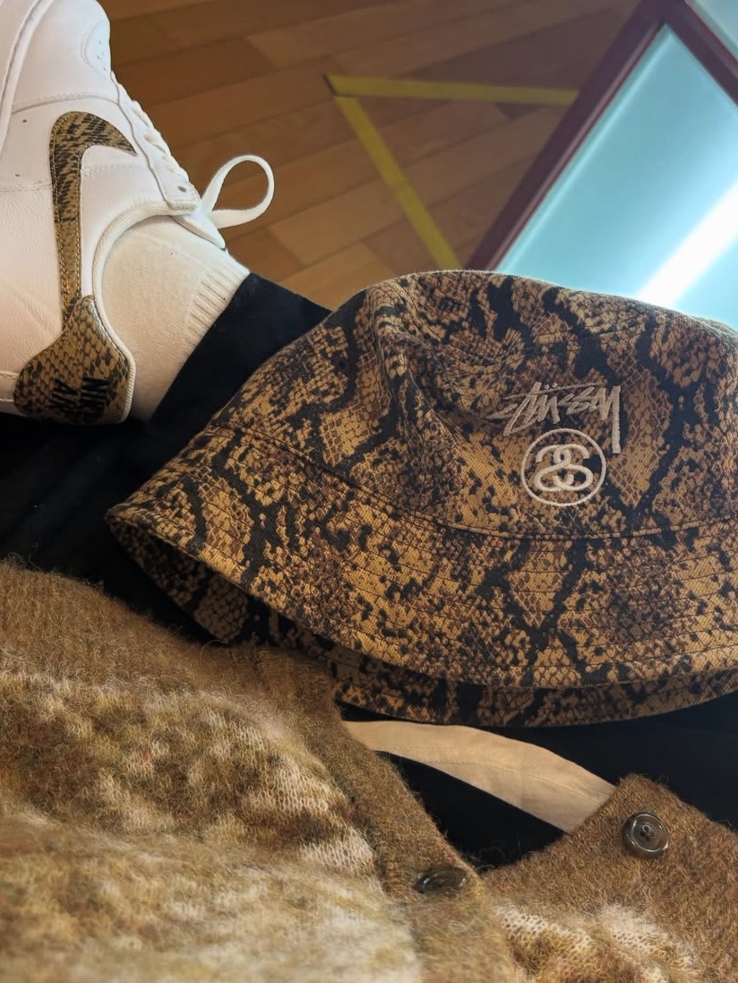 Nike Air Force 1 Low Retro PRM QS Ivory Snake 2019, Stussy Stock Lock Deep Bucket Hat Brown 착용 스타일 - 3