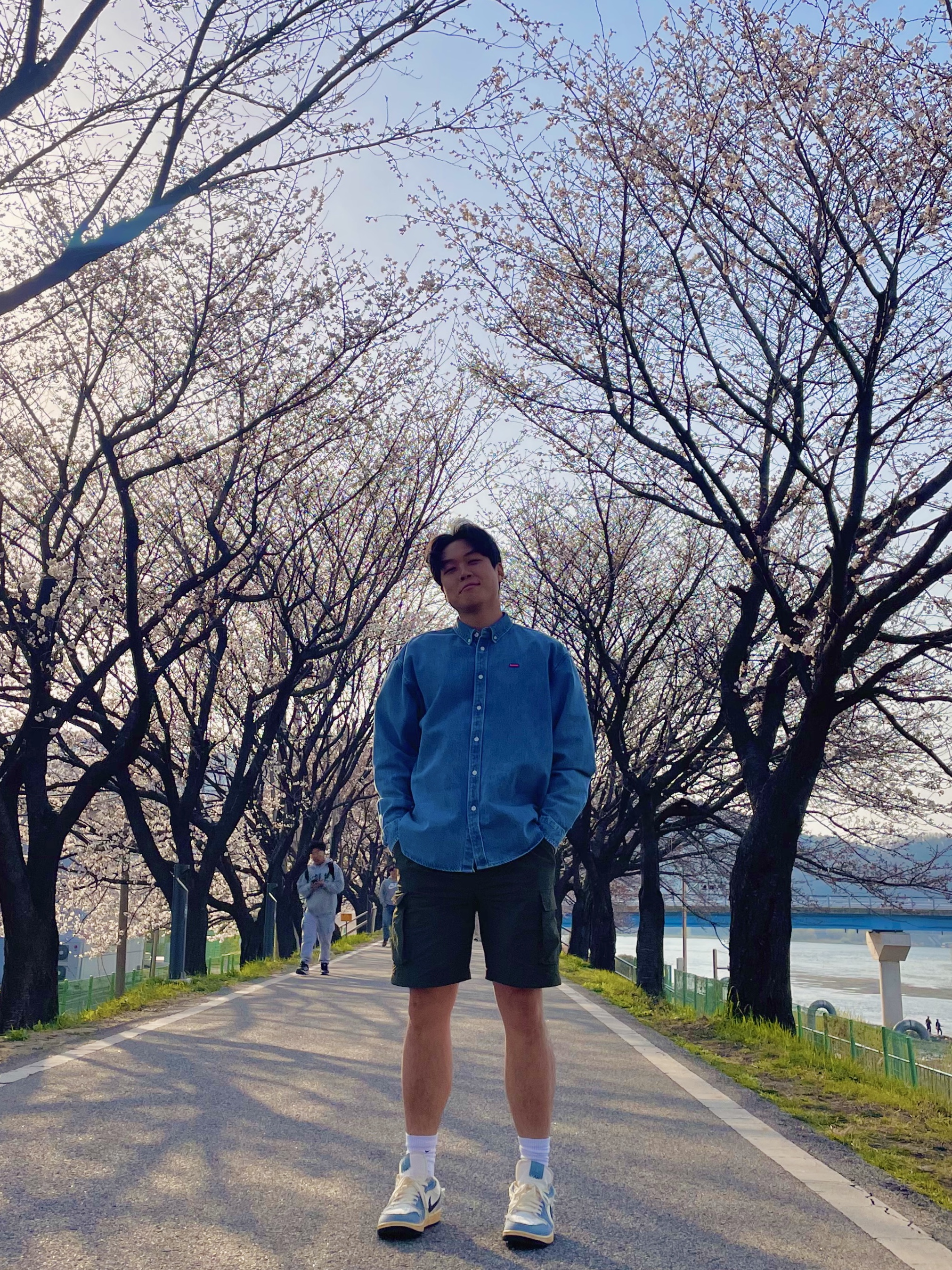 Supreme Small Box Denim Shirt Washed Indigo - 25SS, Jordan 1 Low World Make Japan 착용 스타일 - 3