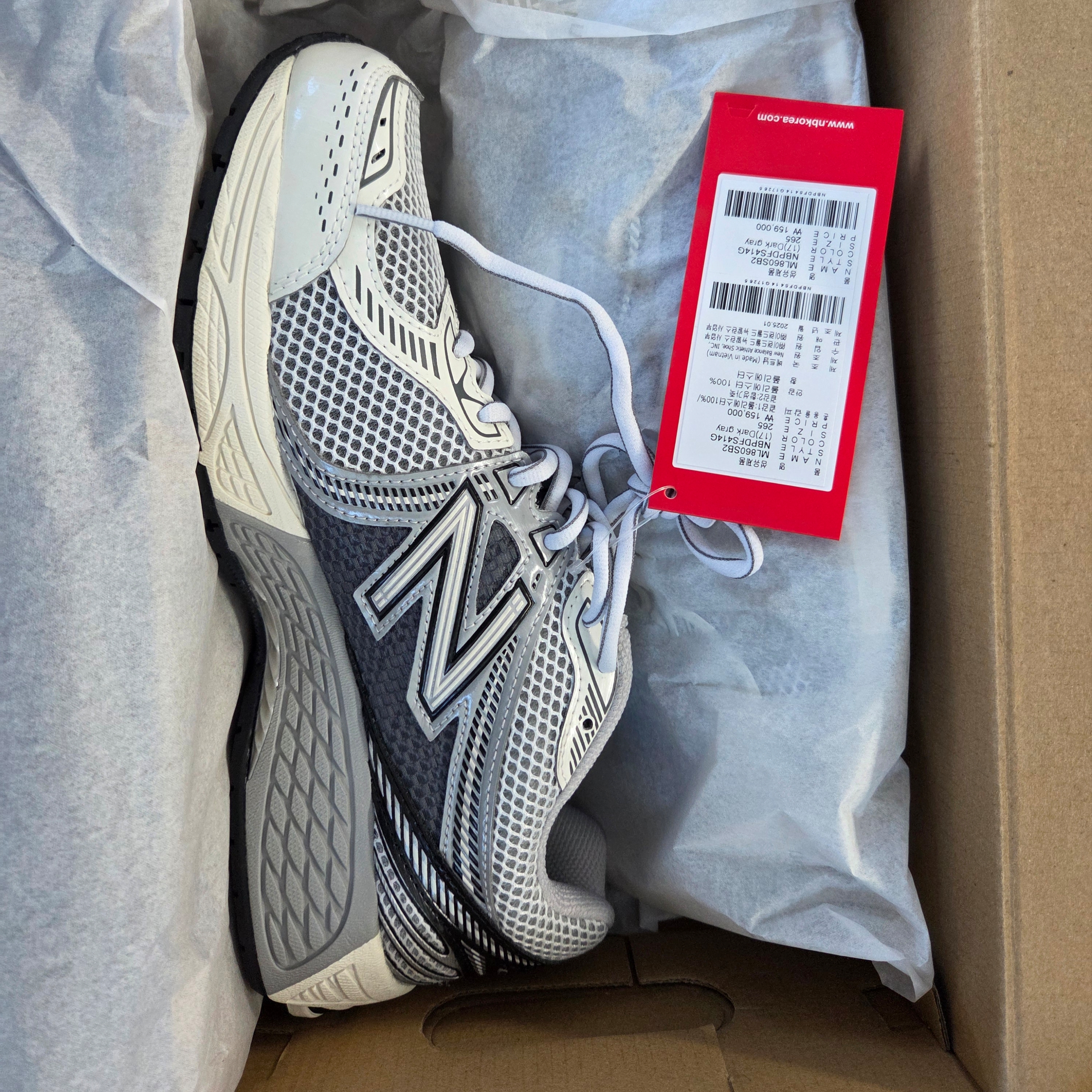 New Balance 860v2 Dark Grey 착용 스타일