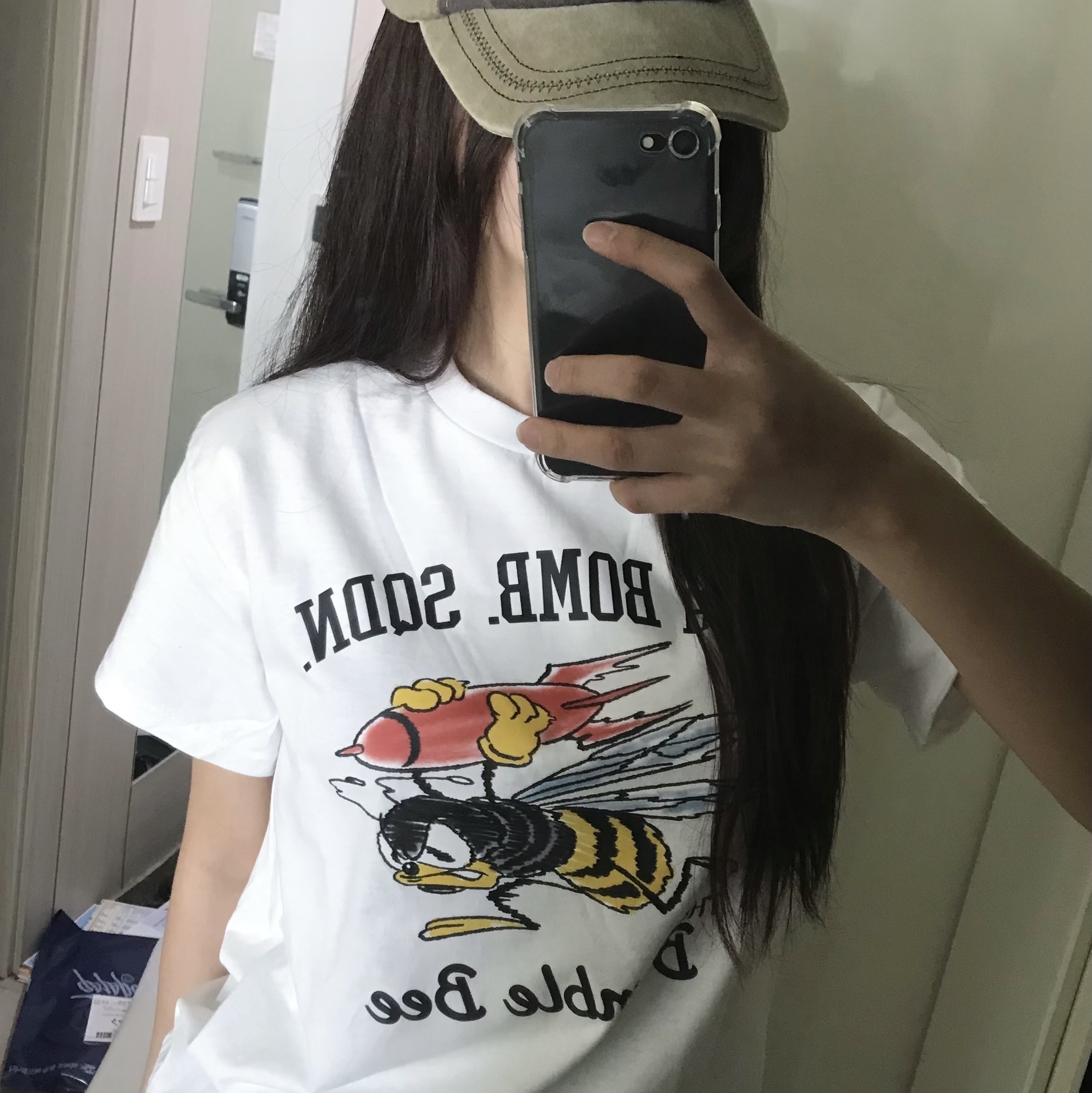 Gildan X American Collection Bumble Bee T-Shirt White 착용 스타일 - 2