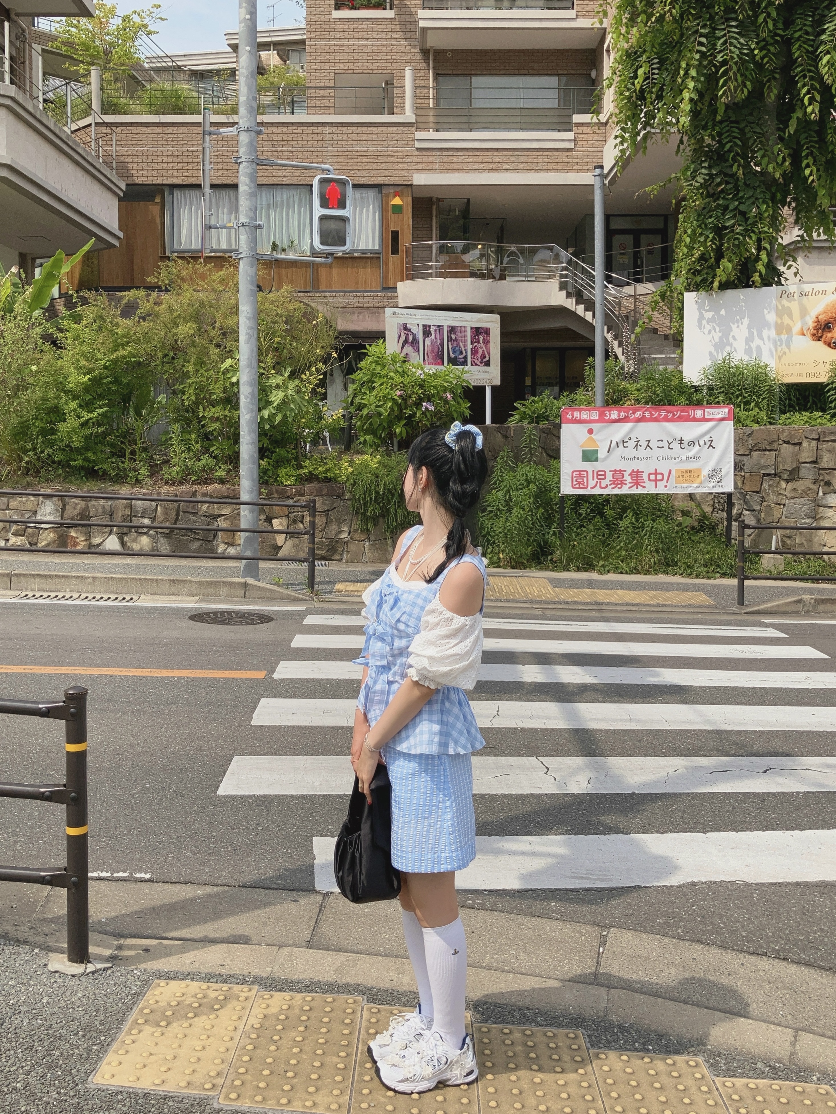 New Balance 530 White, & Other Stories Satin Bow Bag Black 착용 스타일 - 1
