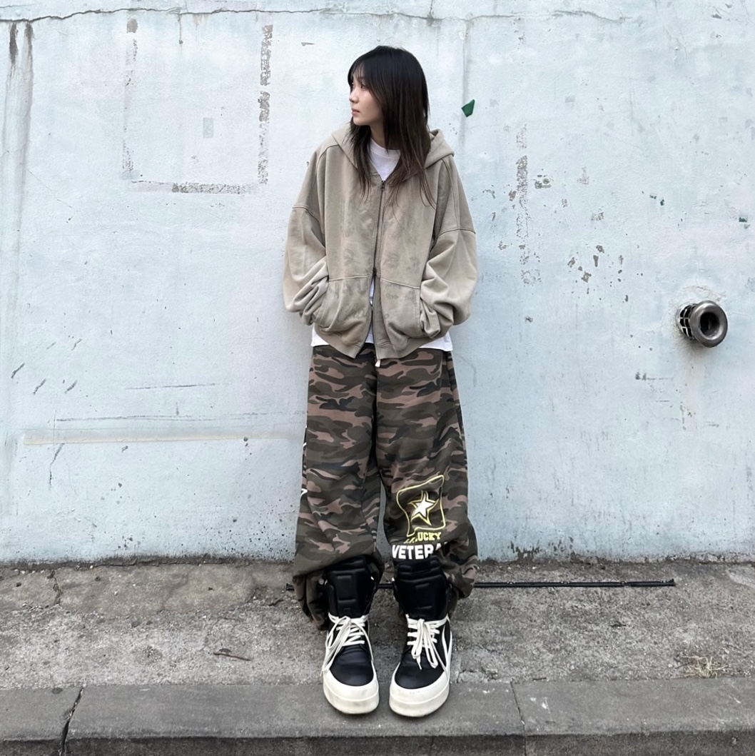 Rick Owens Hollywood Mega Bumper Geobasket in Full Grain Calf Leather Black Milk 착용 스타일 - 2