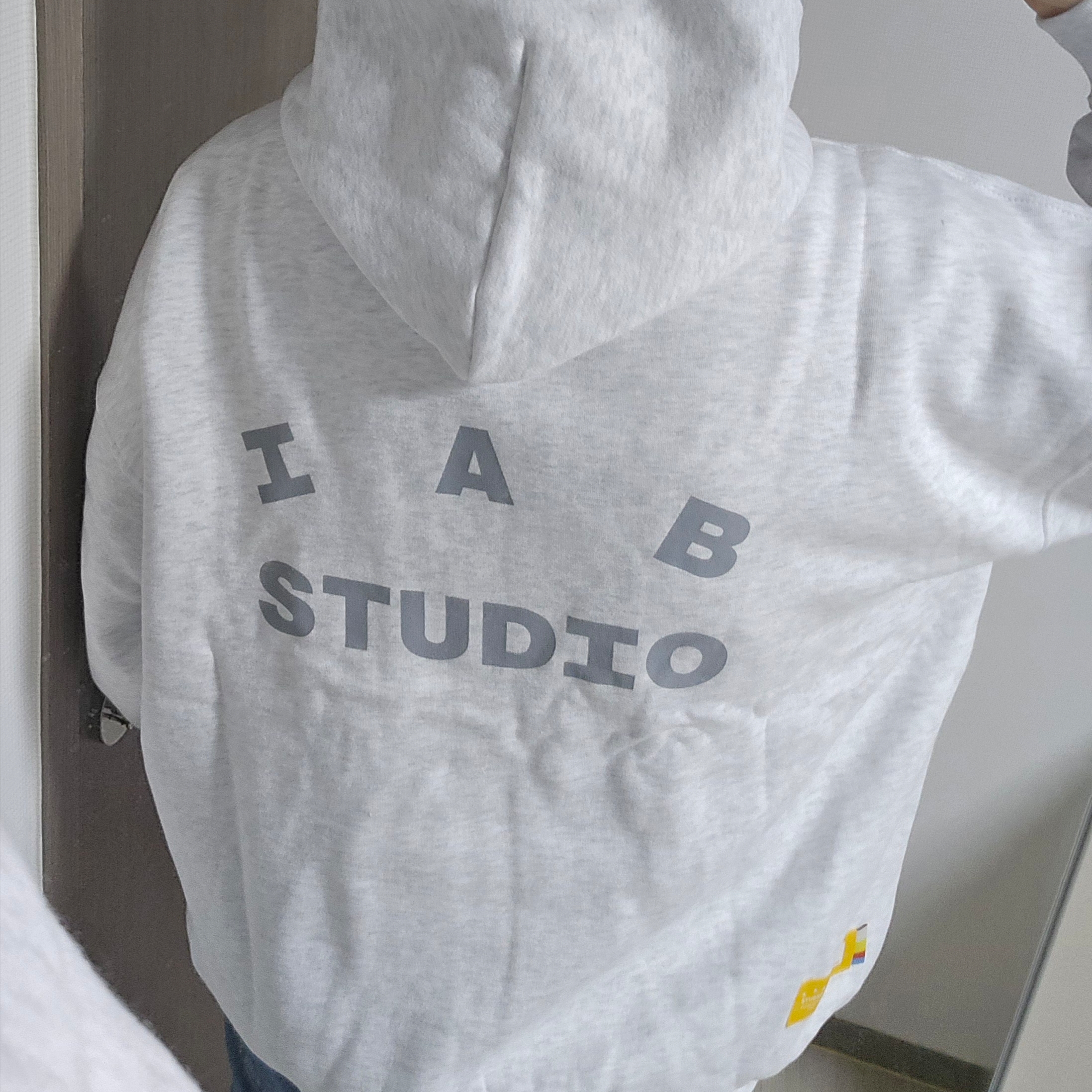 IAB Studio Hoodie Light Gray 착용 스타일