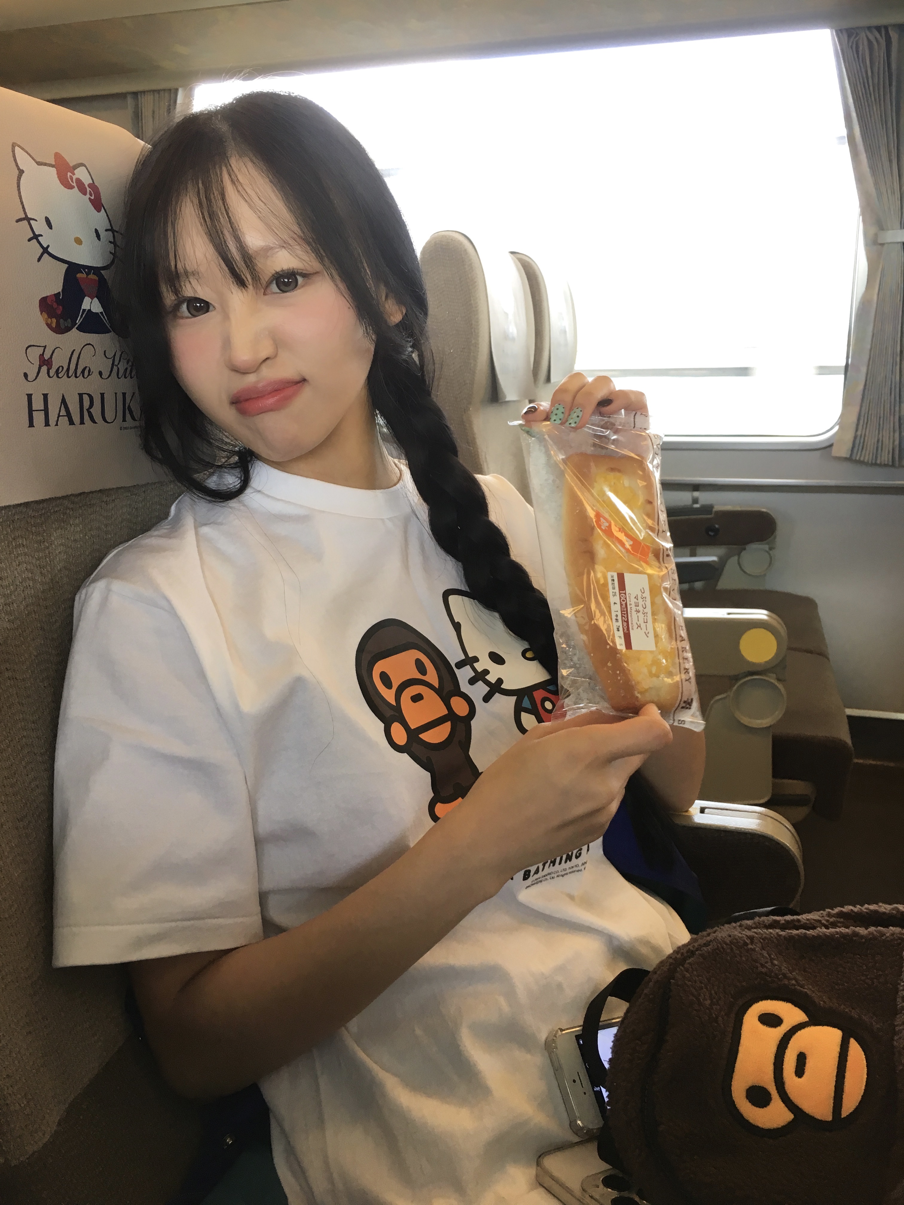 BAPE Baby Milo x Hello Kitty T-Shirt White 착용 스타일 - 2