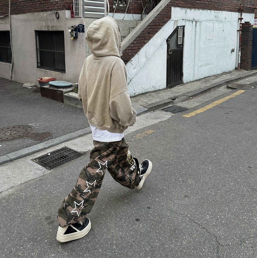 Rick Owens Hollywood Mega Bumper Geobasket in Full Grain Calf Leather Black Milk 착용 스타일 - 1