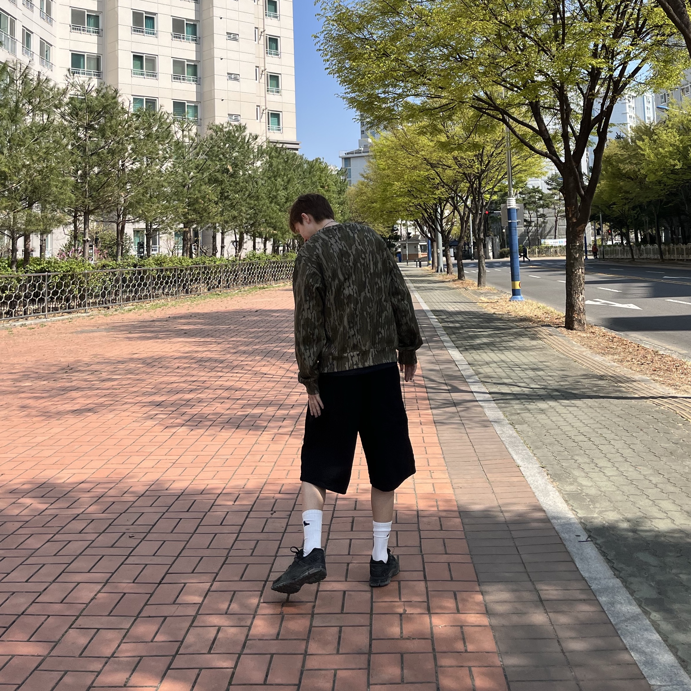 Nike Zoom Vomero 5 SP Black, Uniqlo UT x Kaws x Warhol Socks A White 착용 스타일 - 2