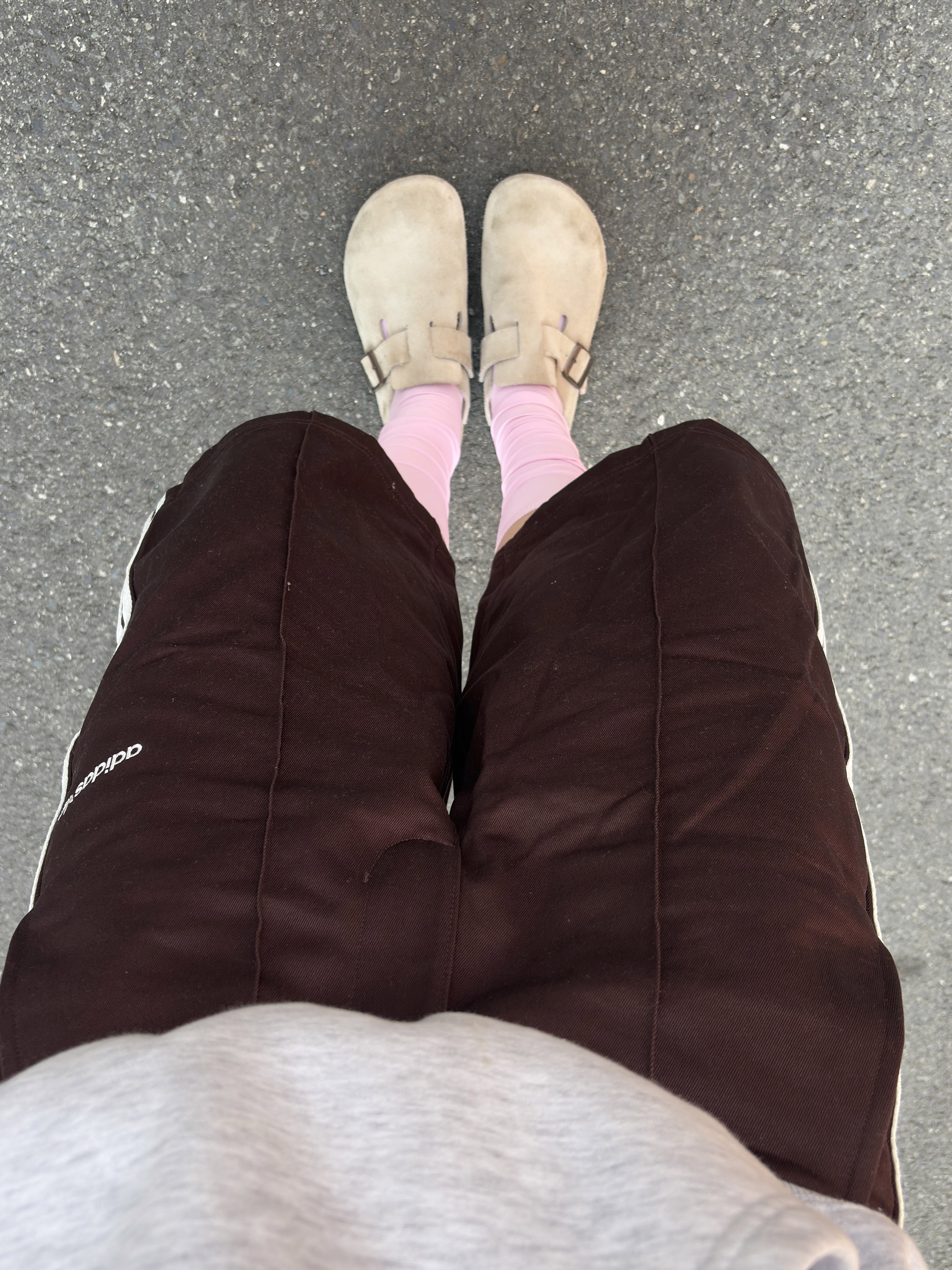 Adidas 80s Loose Buttoned 3-Stripes 11 Inch Bermuda Shorts Shadow Brown - KR Sizing, IAB Studio Hoodie Light Gray 착용 스타일 - 2
