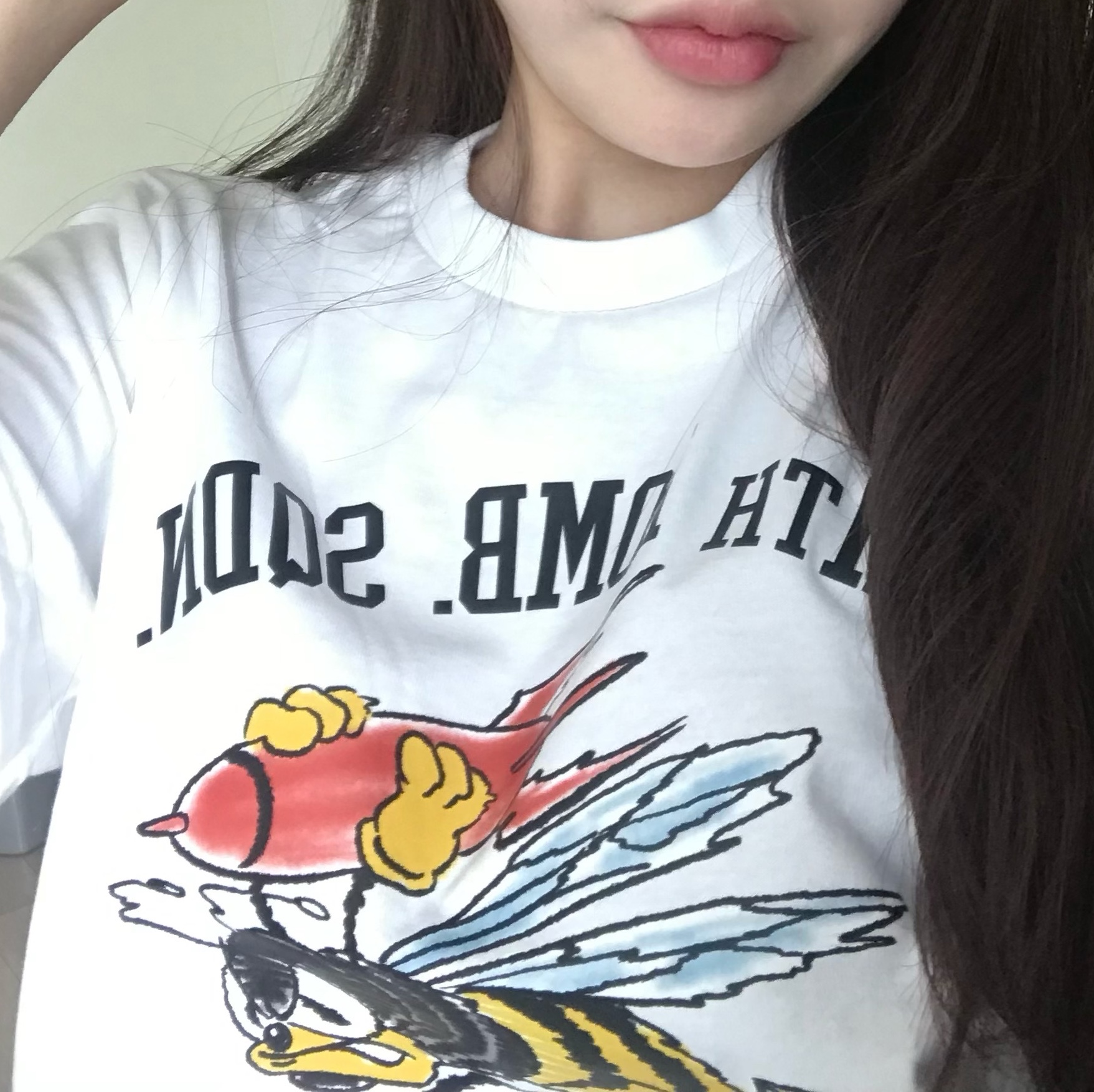 Gildan X American Collection Bumble Bee T-Shirt White 착용 스타일 - 4