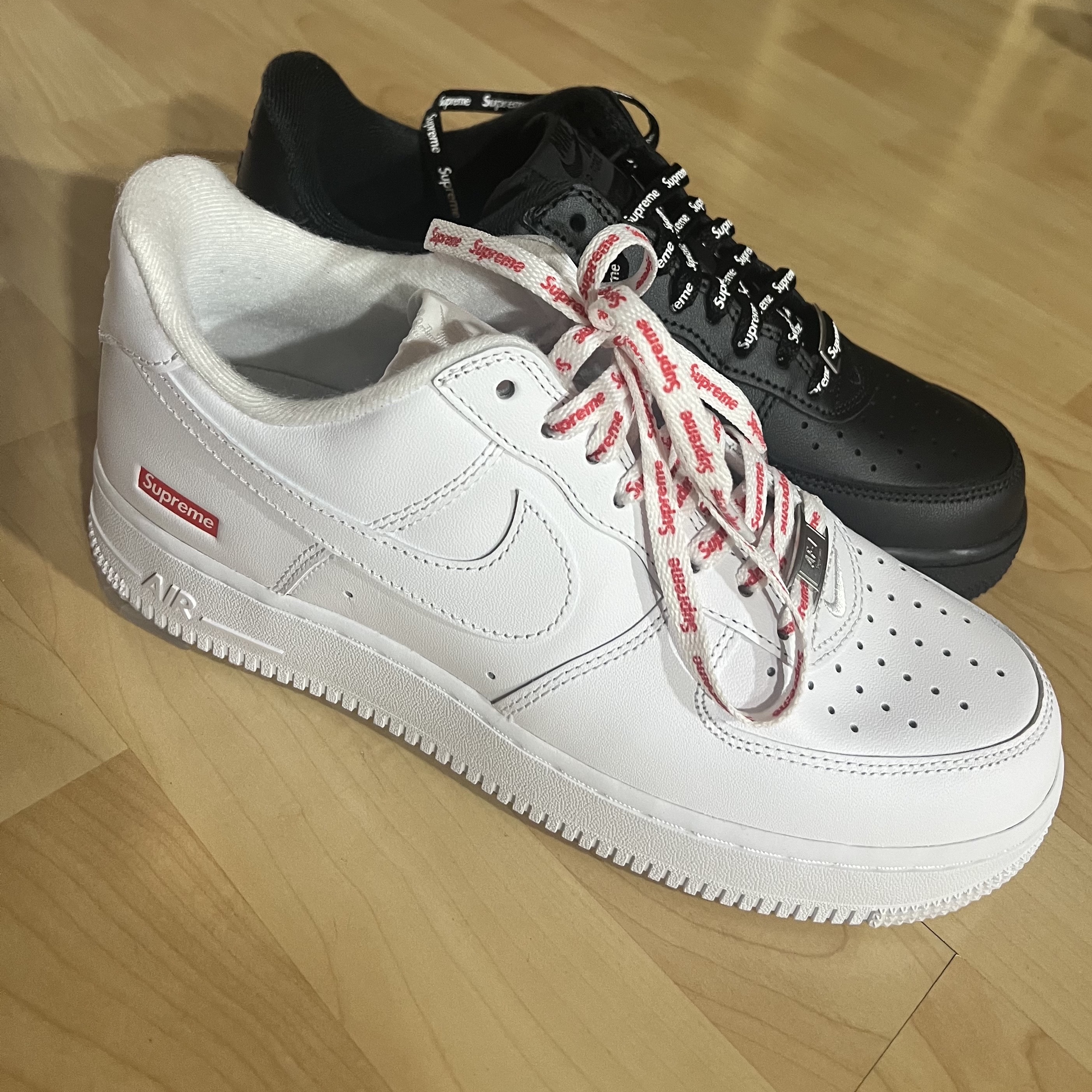 Nike x Supreme Air Force 1 Low Black, Nike x Supreme Air Force 1 Low White 착용 스타일 - 1