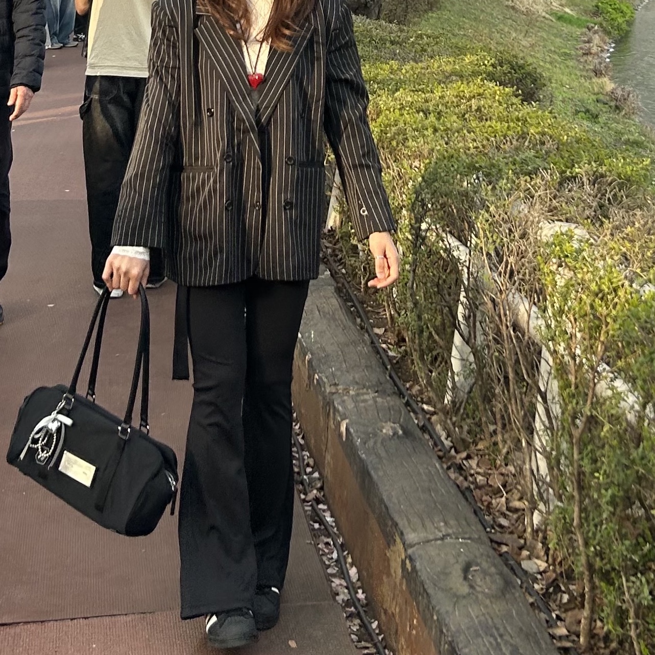 Matin Kim Sporty Tote Bag Black, Adidas Superstar Core Black White 착용 스타일 - 2