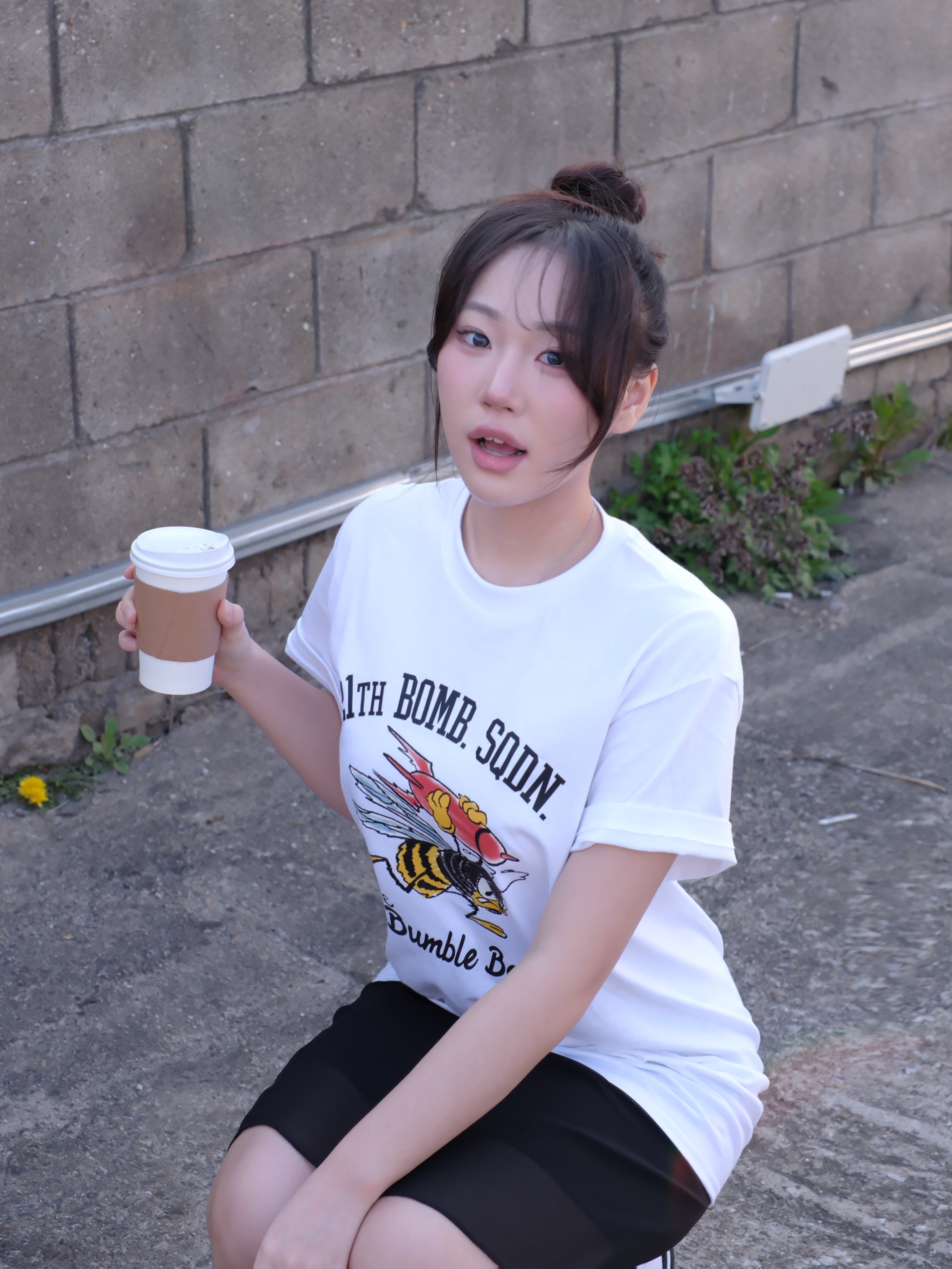 Gildan X 아메리칸 컬렉션 범블비 티셔츠 화이트 착용 스타일 - 4