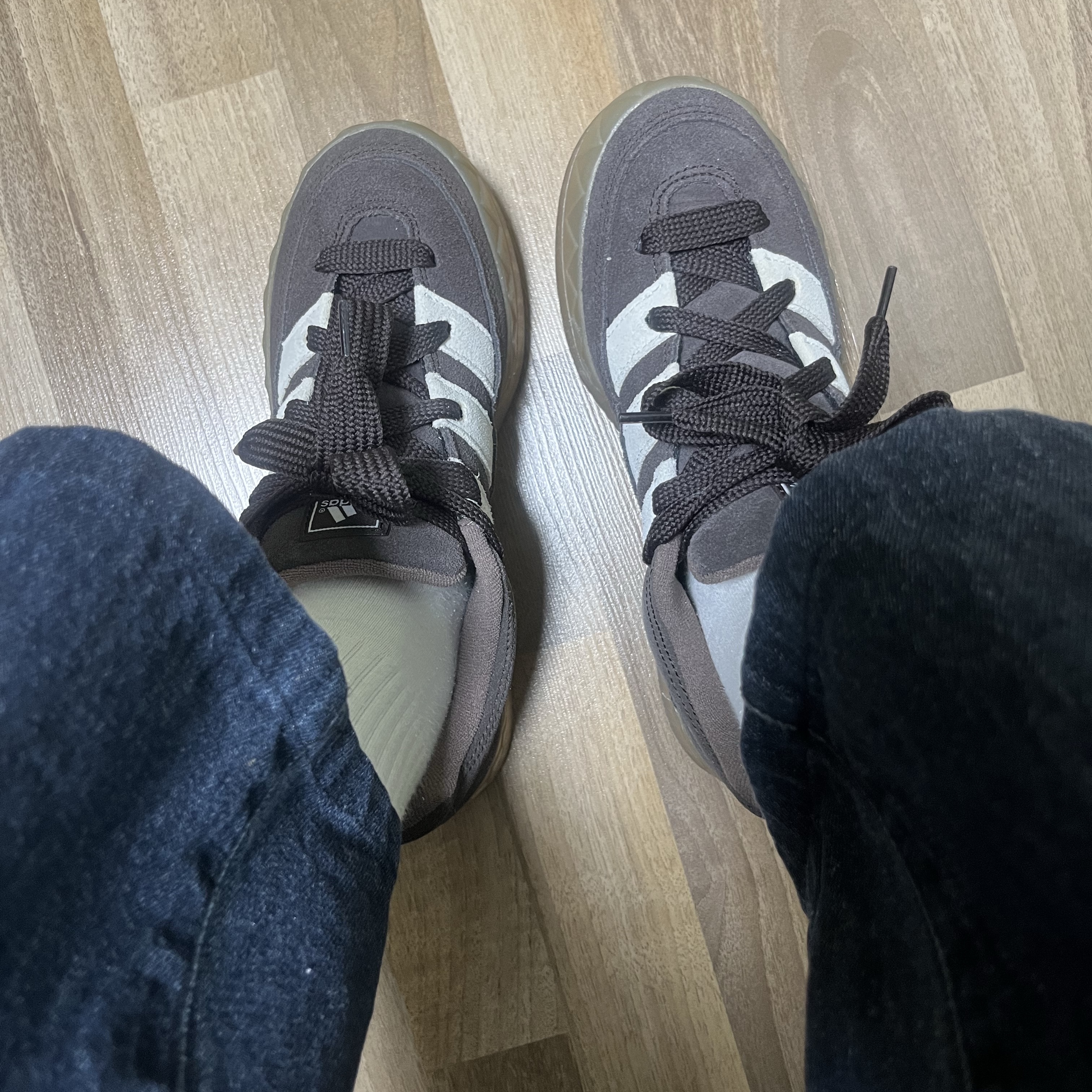 Adidas Adimatic Dark Brown Cloud White 착용 스타일 - 2