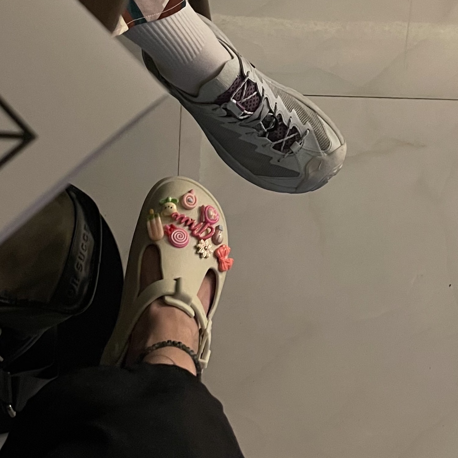 (W) Crocs Classic Mary Jane Clog Linen, (W) Hoka Hopara 2 Illusion 착용 스타일 - 2