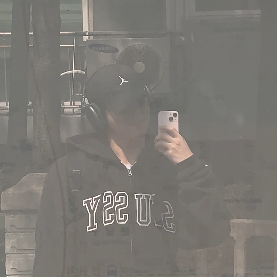 Stussy Outline Zip Hoodie Washed Black 착용 스타일