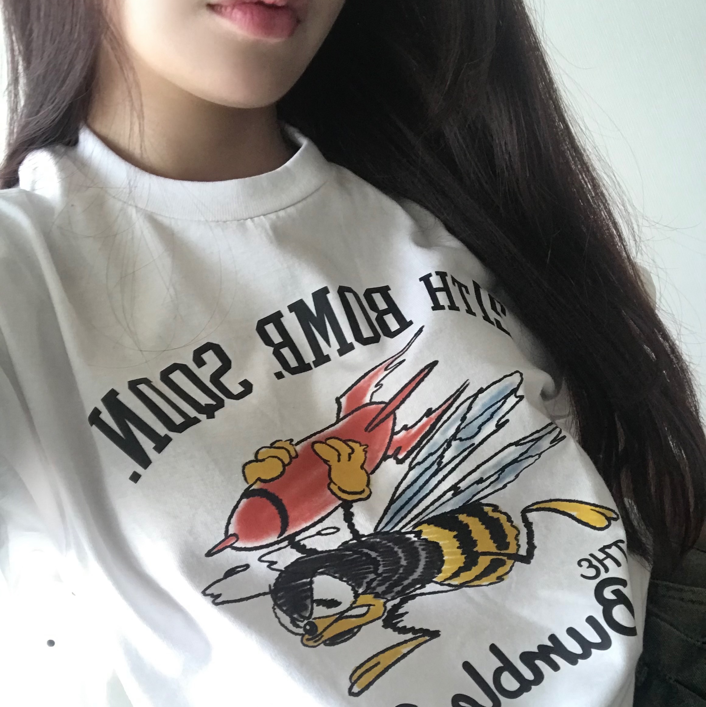 Gildan X American Collection Bumble Bee T-Shirt White 착용 스타일 - 3