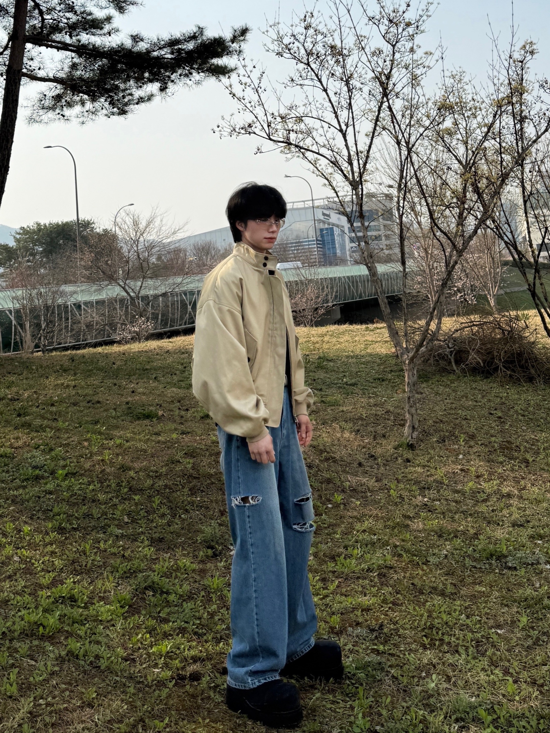 언더마이카 무.89 안티 Fxxking 로고 플레이 브러시 워시드 헨리넥 셔츠 블랙, 발렌시아가 스톰퍼 부티 블랙 착용 스타일 - 1