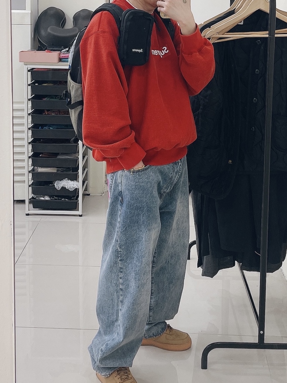 Supreme Camera Bag + Mini Pouch Black - 25SS, Supreme Washed Box Logo Crewneck Red - 25SS 착용 스타일