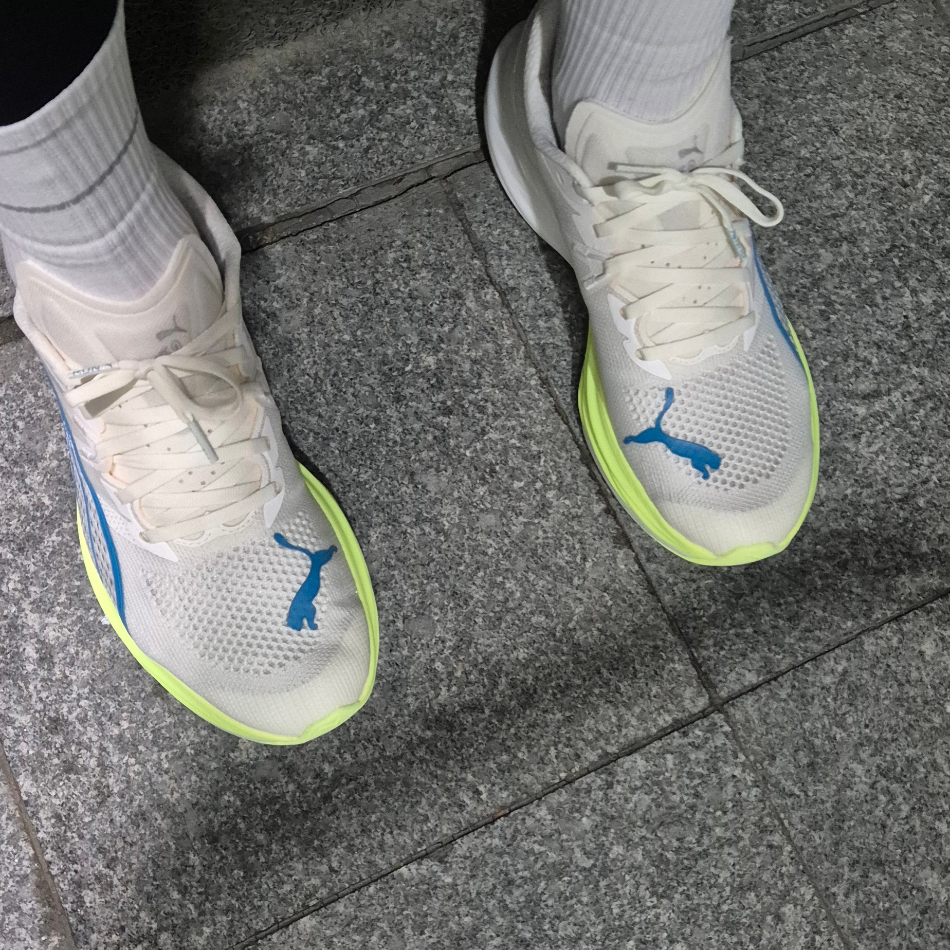 Puma Deviate Nitro 3 Wide Frosted Ivory Tropical Blue 착용 스타일 - 1