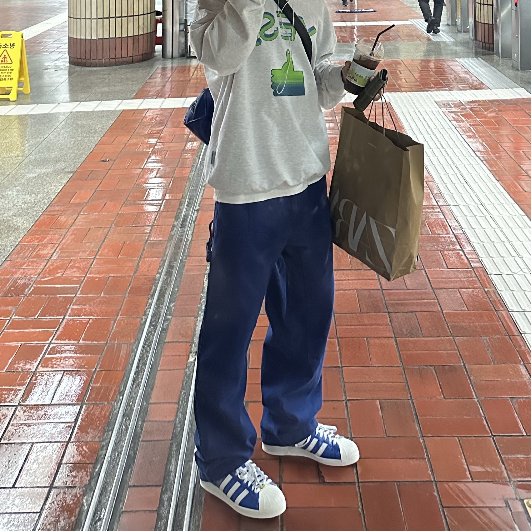 아디다스 x 베이프 슈퍼스타 빈티지 블루 클라우드 화이트, 아더에러 x 자라 레더 숄더백 블루 착용 스타일 - 3