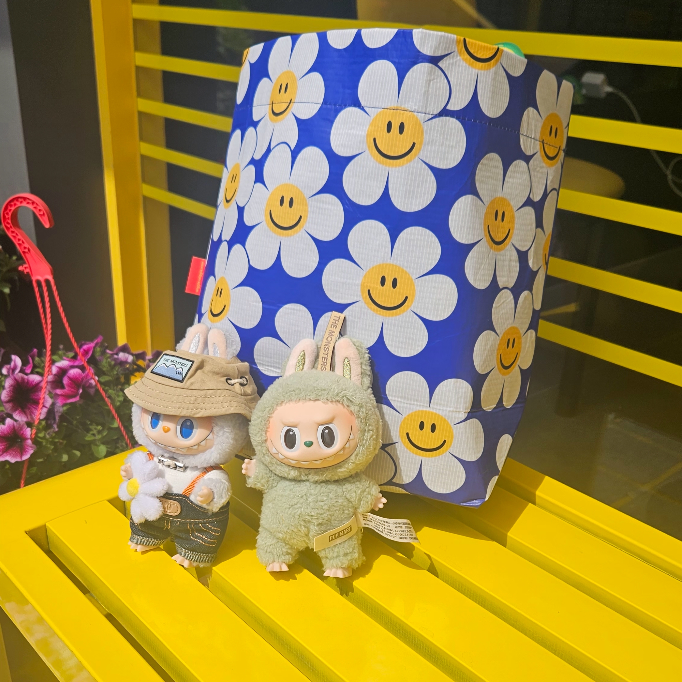 Pop Mart The Monsters Labubu Tasty Macarons Series Sealed Case (6 Blind Boxes), Pop Mart Fall In Wild Labubu Series Toy Keyring 착용 스타일 - 1