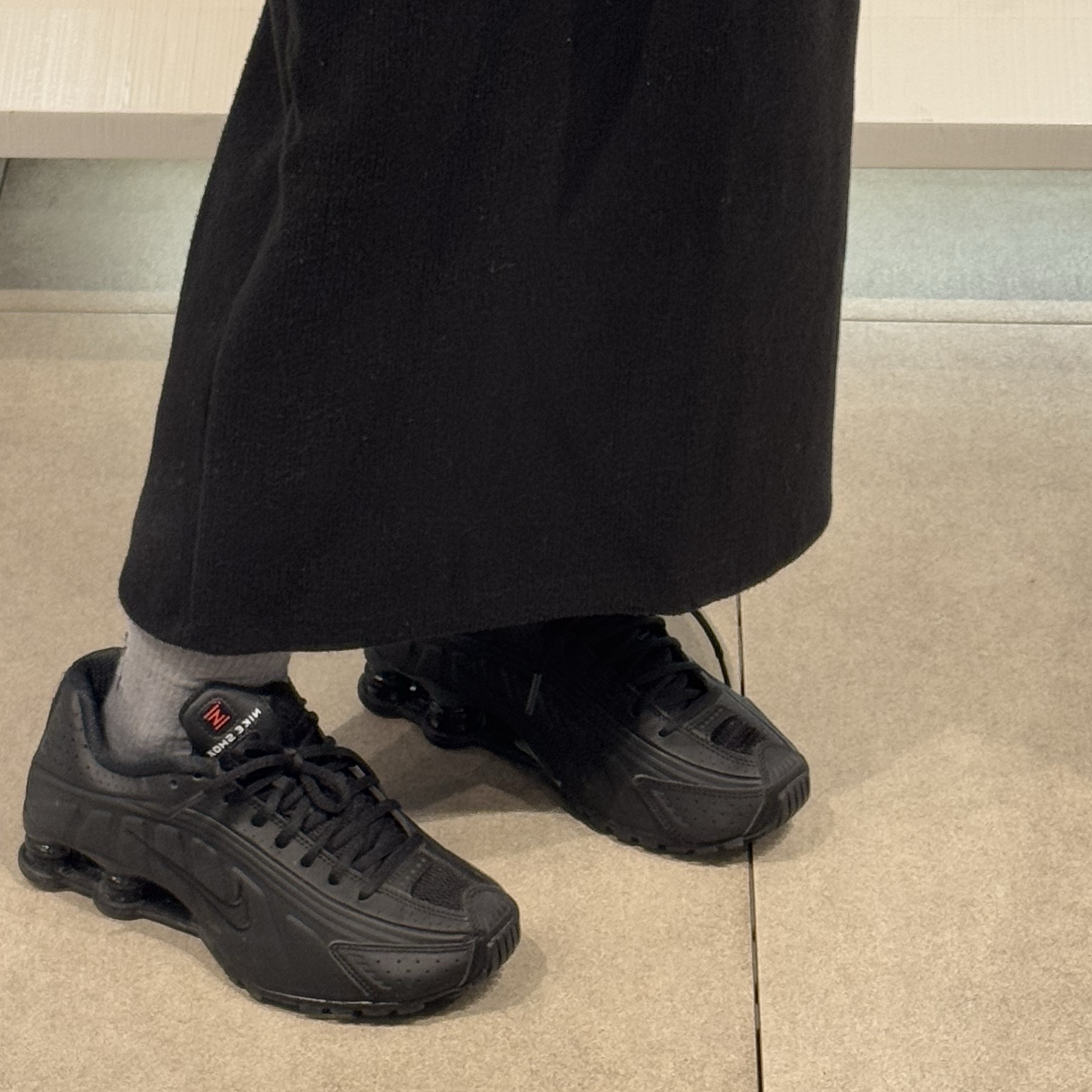 (W) Nike Shox R4 Black 착용 스타일 - 3
