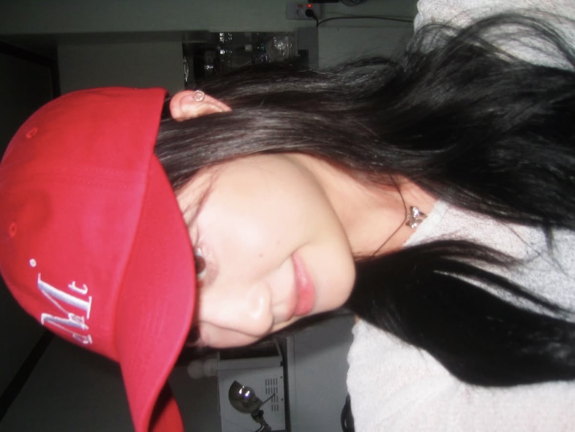 MUCENT Signature Ballcap Burgundy 착용 스타일 - 2