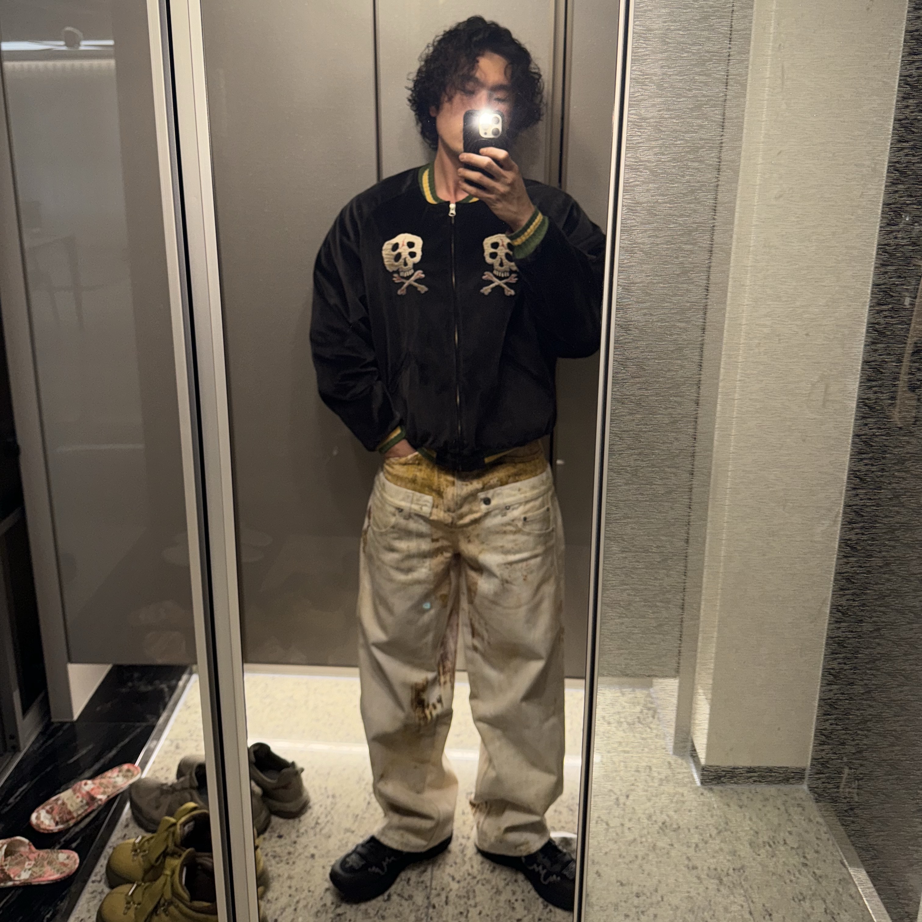 Zara x Andersson Bell Double Waistband Printed Jeans Yellow, Kapital Velveteen Sulfide Souvenir Rain Skull Jacket Black 착용 스타일 - 1